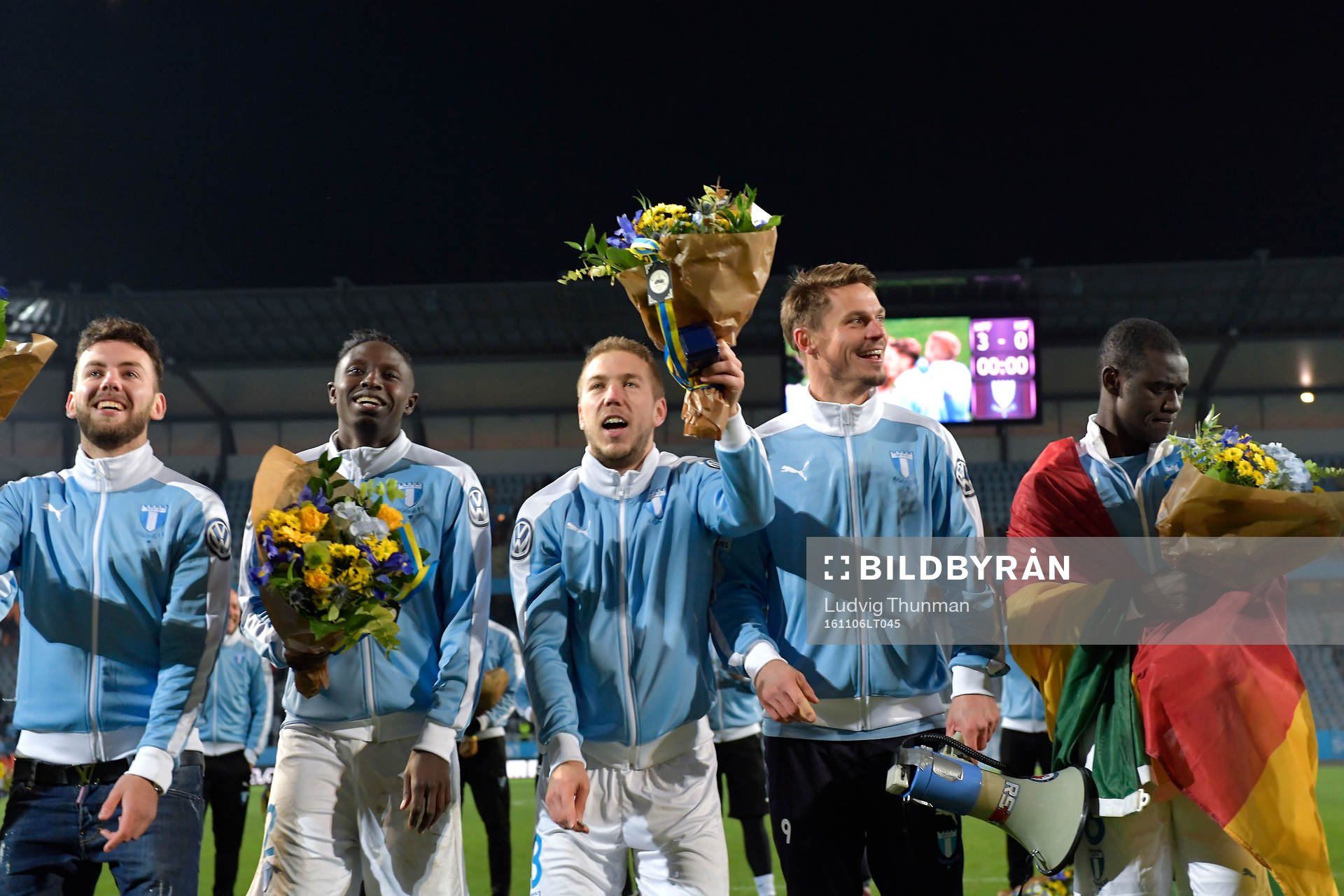 Malmö FFs Erdal Rakip, Pa Konate, Anton Tinnerholm, Markus Rosenberg och Enock Kofi Adu jublar för SM-guldet efter fotbollsmatchen i Allsvenskan mellan Malmö FF och Hammarby den 6 november 2016 i Malmö.