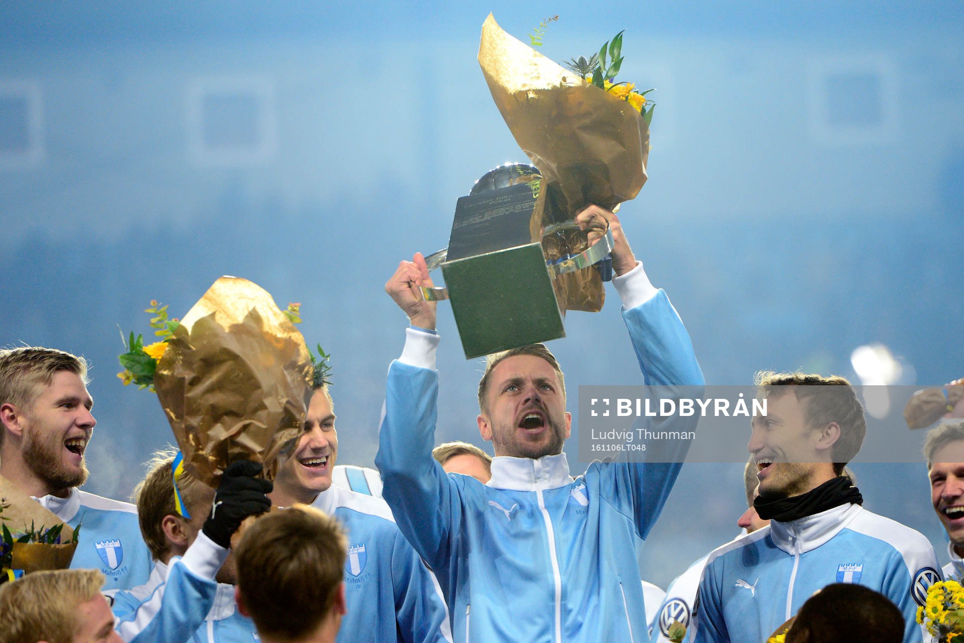 Malmö FFs Kari Arnason jublar för SM-guldet med pokalen