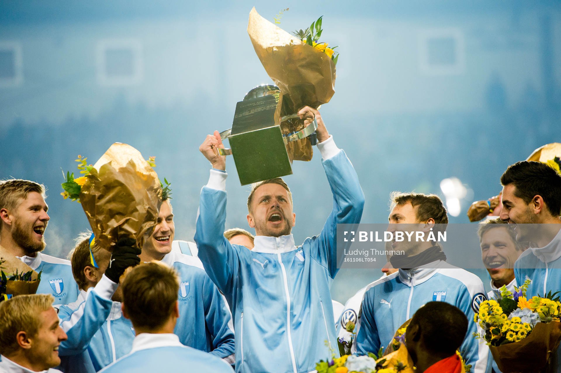 Malmö FFs Kari Arnason lyfter Lennart Johanssons pokal