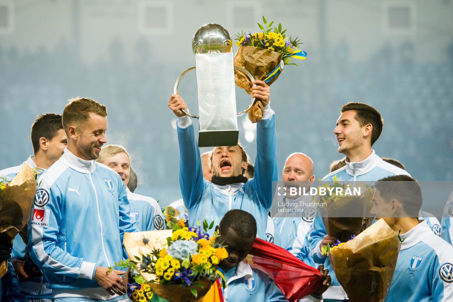 Malmö FFs Magnus Wolff Eikrem lyfter Lennart Johanssons