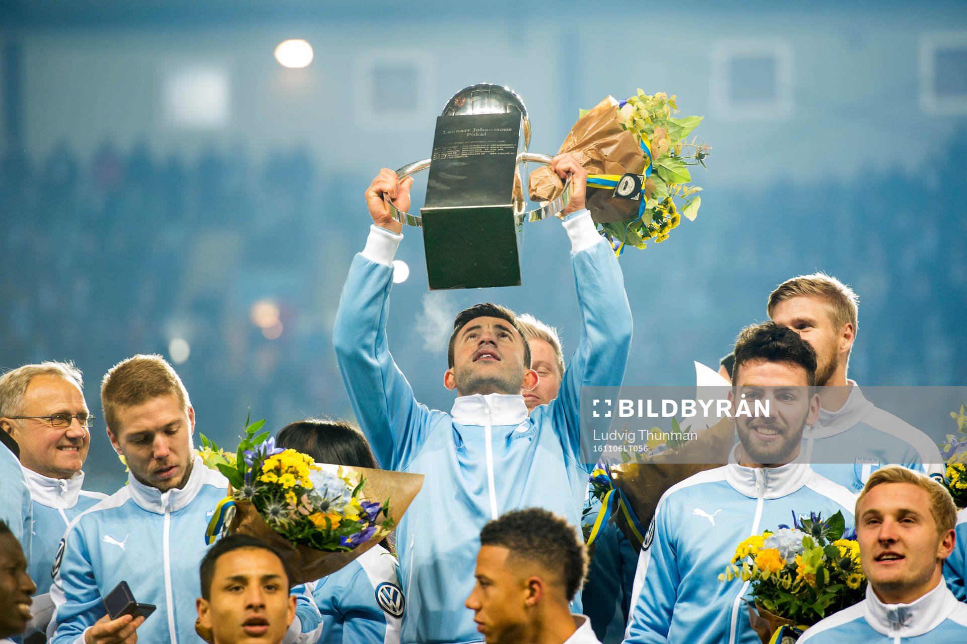 Malmö FFs Behrang Safari lyfter Lennart Johanssons pokal