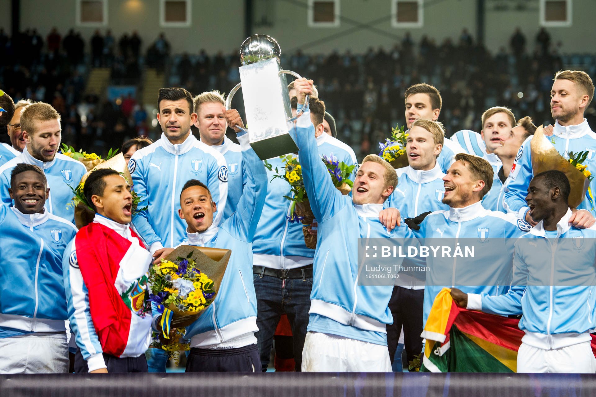 Malmö FFs Tobias Sana och Franz Brorsson lyfter Lennart