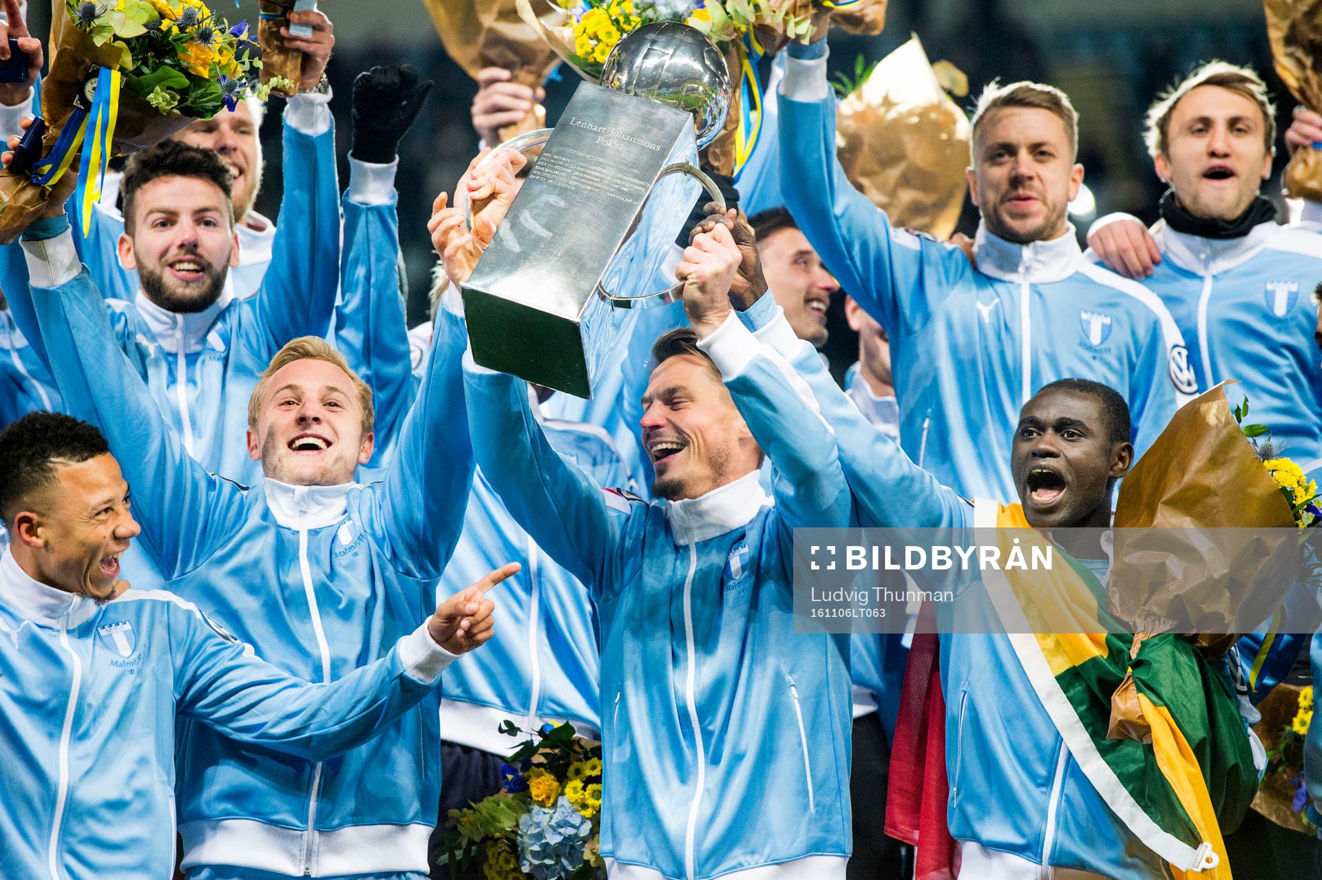 Malmö FFs Markus Rosenberg lyfter Lennart Johanssons pokal