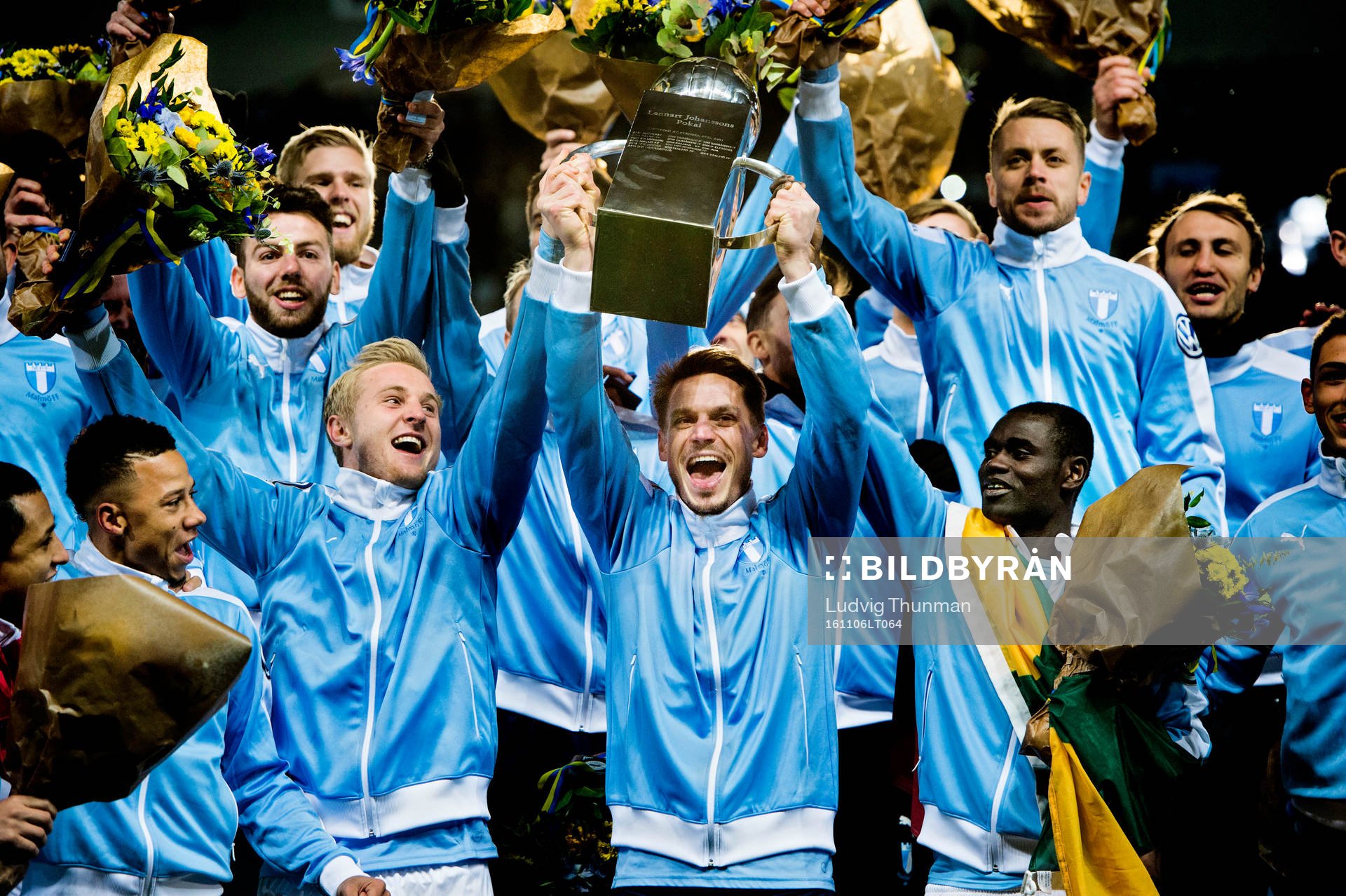 Malmö FFs Markus Rosenberg lyfter Lennart Johanssons pokal