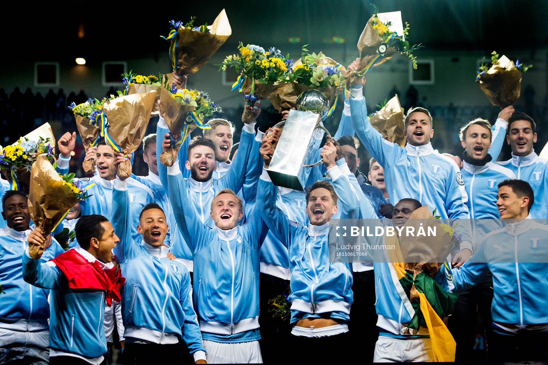 Malmö FFs Markus Rosenberg lyfter Lennart Johanssons pokal