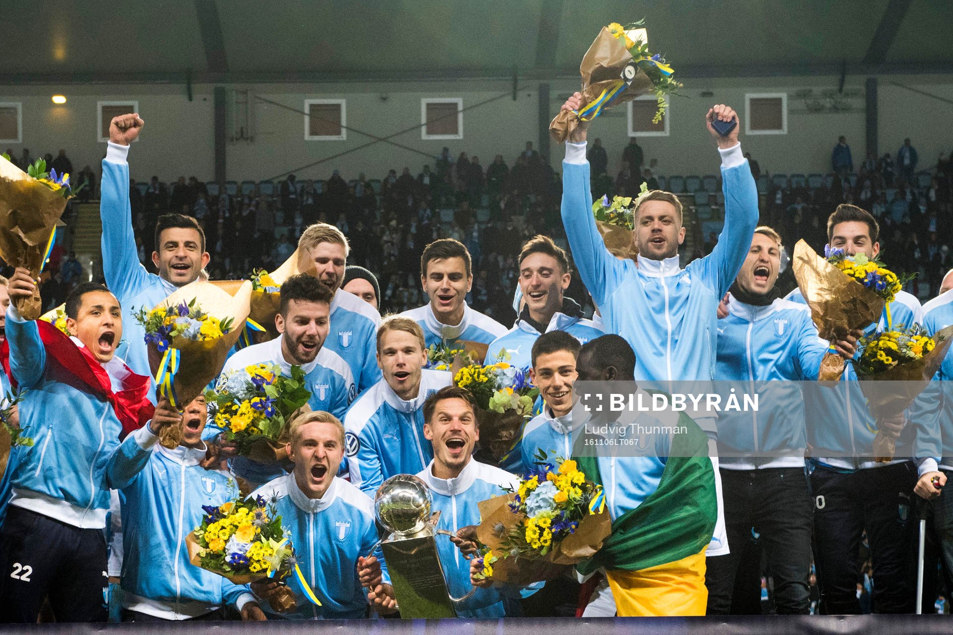 Malmö FFs Markus Rosenberg lyfter Lennart Johanssons pokal