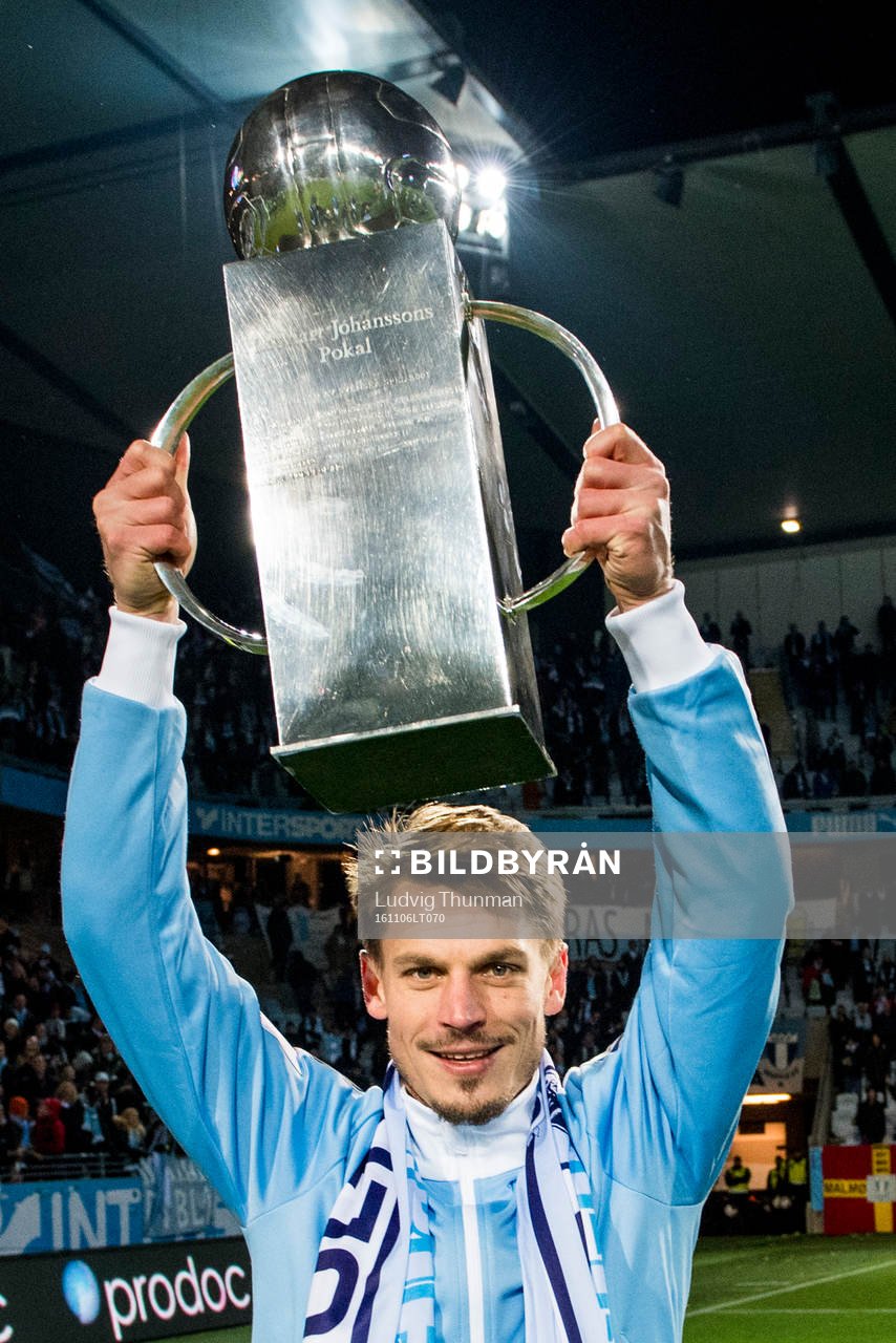 Malmö FFs Markus Rosenberg lyfter Lennart Johanssons pokal