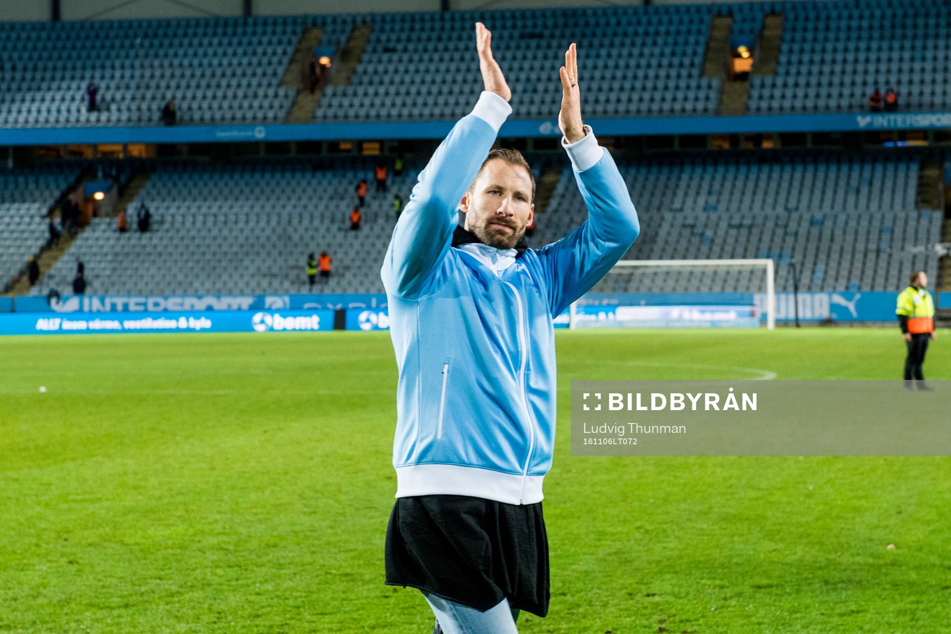 Malmö FFs målvakt Johan Wiland tackar publikenefter