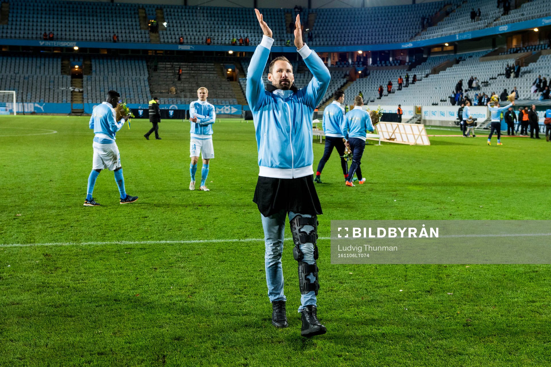 Malmö FFs målvakt Johan Wiland tackar publikenefter