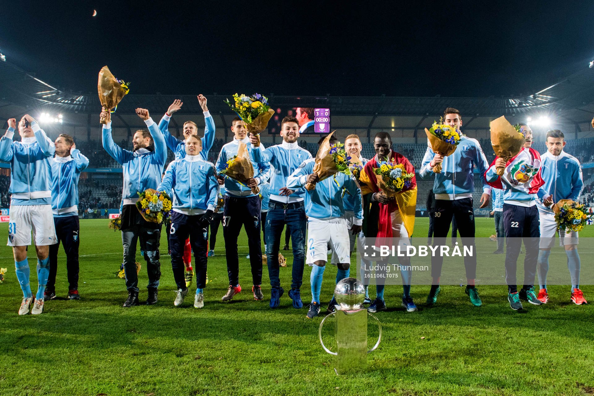 Malmö FFs spelare tackar publiken bakom Lennart Johanssons