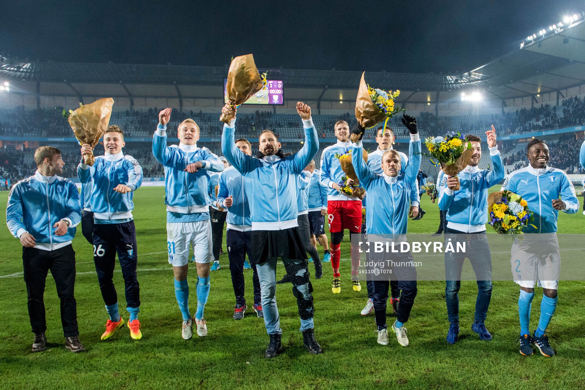 Malmö FFs spelare med målvakt Johan Wiland i mitten