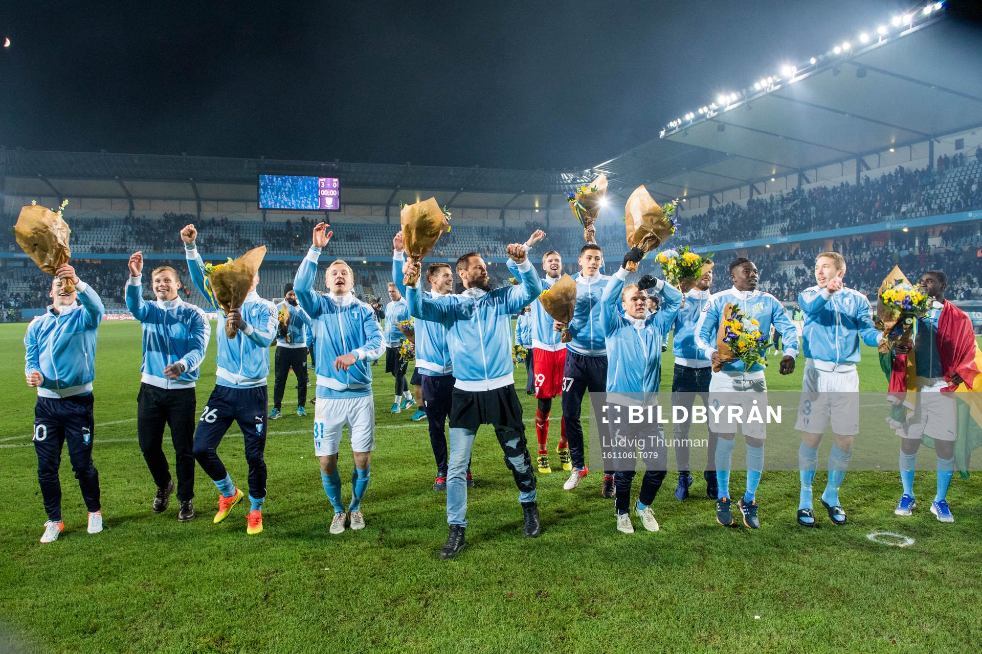Malmö FFs spelare med målvakt Johan Wiland i mitten