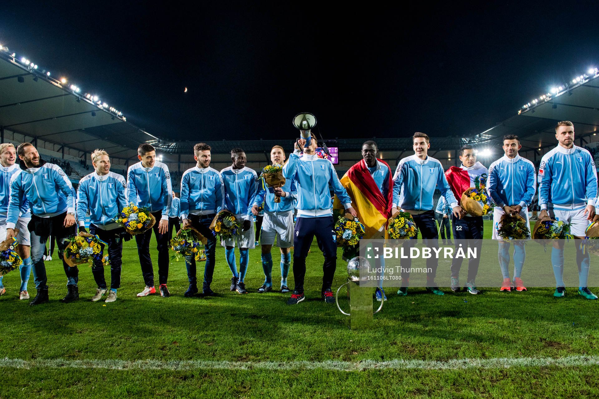 Malmö FFs spelare med Markus Rosenberg med megafon i mitten tackar publiken efter fotbollsmatchen i Allsvenskan mellan Malmö FF och Hammarby den 6 november 2016 i Malmö.