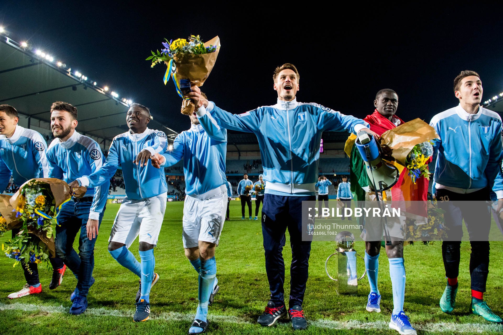 Malmö FFs spelare med Markus Rosenberg i mitten tackar publiken efter fotbollsmatchen i Allsvenskan mellan Malmö FF och Hammarby den 6 november 2016 i Malmö.