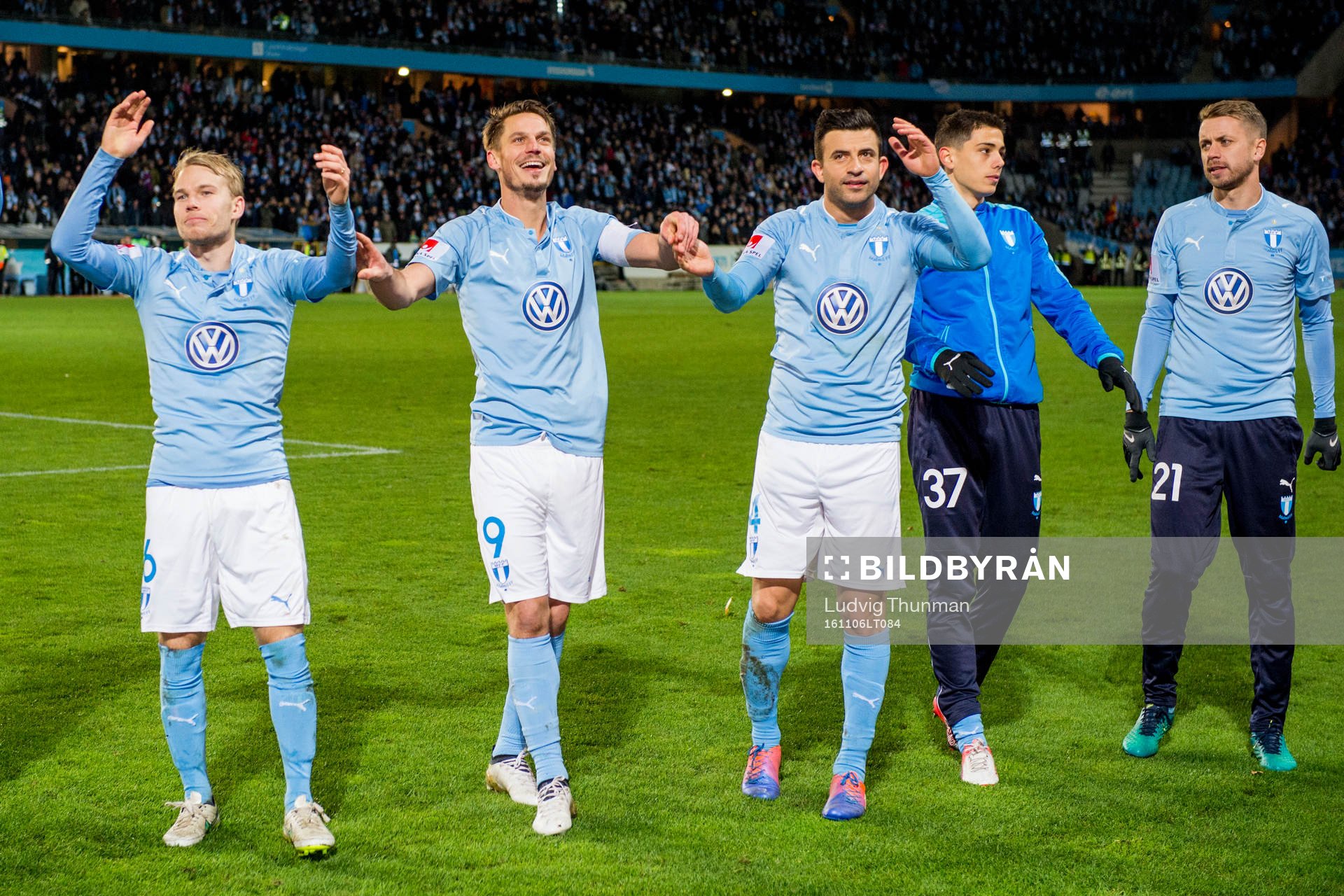 Malmö FFs Oscar Lewicki, Markus Rosenberg, Behrang Safari, Dennis Hadzikadunic och Kari Arnason tackar publiken efter fotbollsmatchen i Allsvenskan mellan Malmö FF och Hammarby den 6 november 2016 i Malmö.