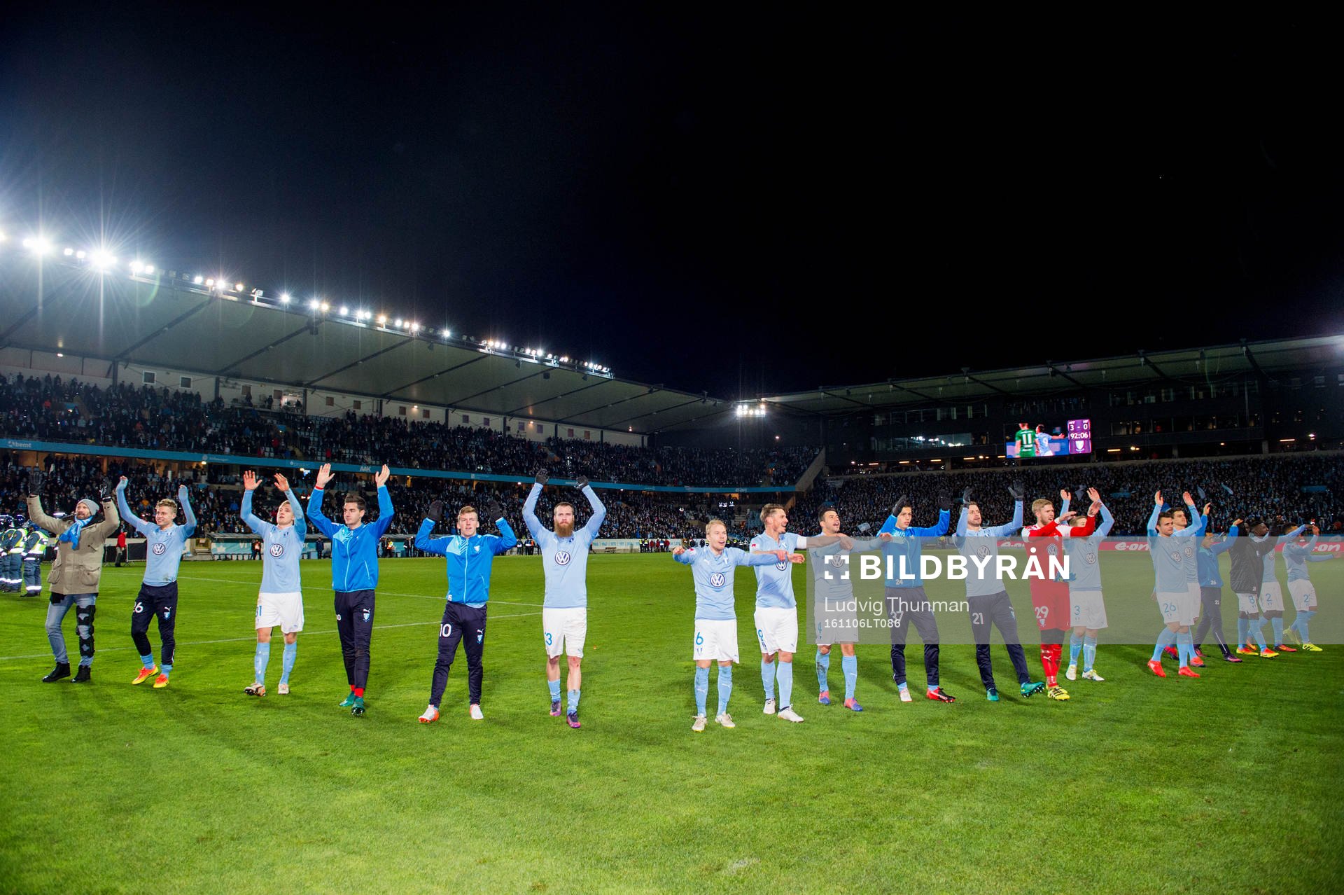 Malmö FFs spelare  tackar publiken efter fotbollsmatchen i Allsvenskan mellan Malmö FF och Hammarby den 6 november 2016 i Malmö.