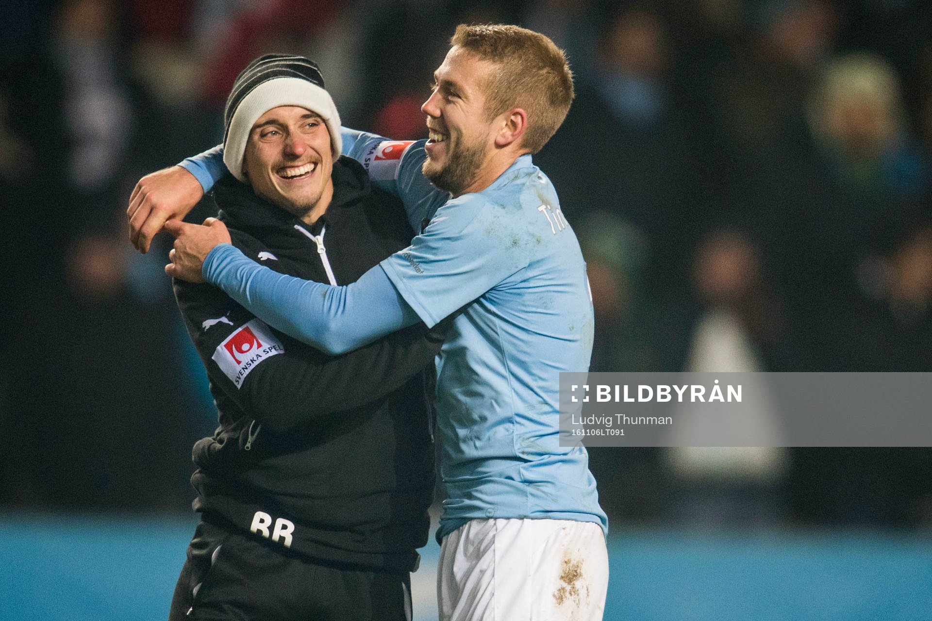 Malmö FFs Anton Tinnerholm kramar om fystränaren Ben Rosen