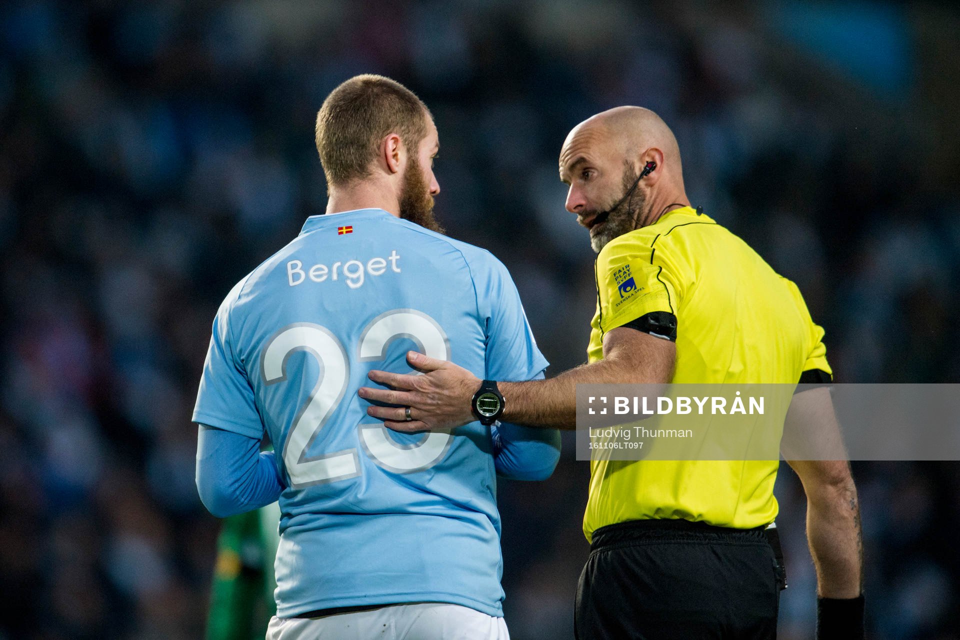 Malmö FFs Jo Inge Berget i diskussion med domare Stefan Johannesson under fotbollsmatchen i Allsvenskan mellan Malmö FF och Hammarby den 6 november 2016 i Malmö.