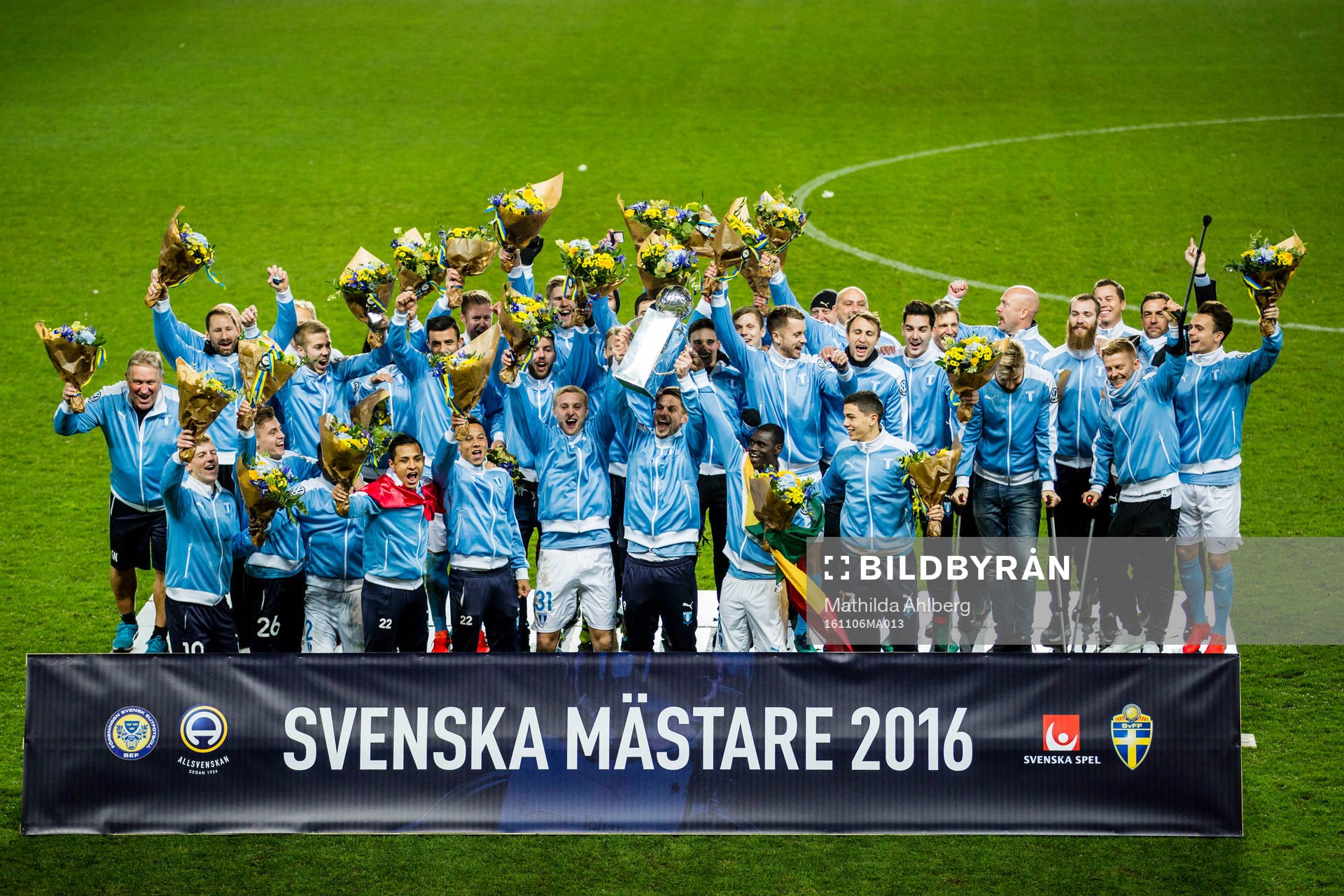 Malmö FFs spelare jublar med pokalen