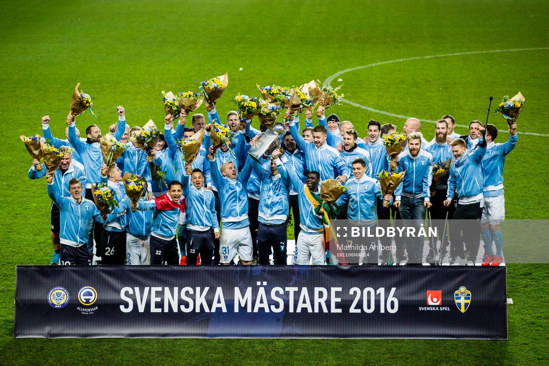 Malmö FFs spelare jublar med pokalen