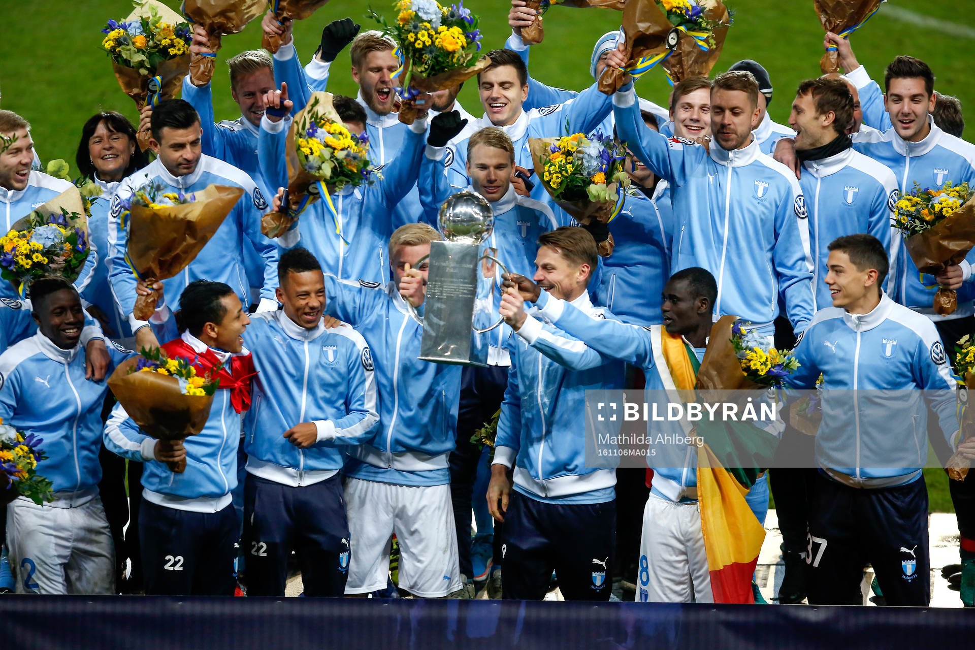 Malmö FFs spelare jublar med pokalen