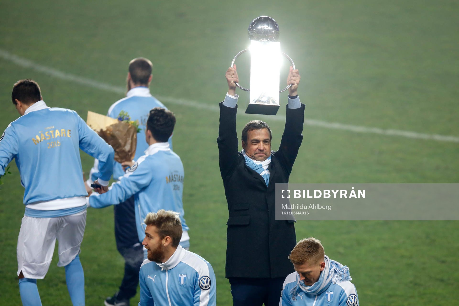 Malmö FFs tränare Allan Kuhn jublar med pokalen efter fotbollsmatchen i Allsvenskan mellan Malmö FF och Hammarby den 6 november 2016 i Malmö.