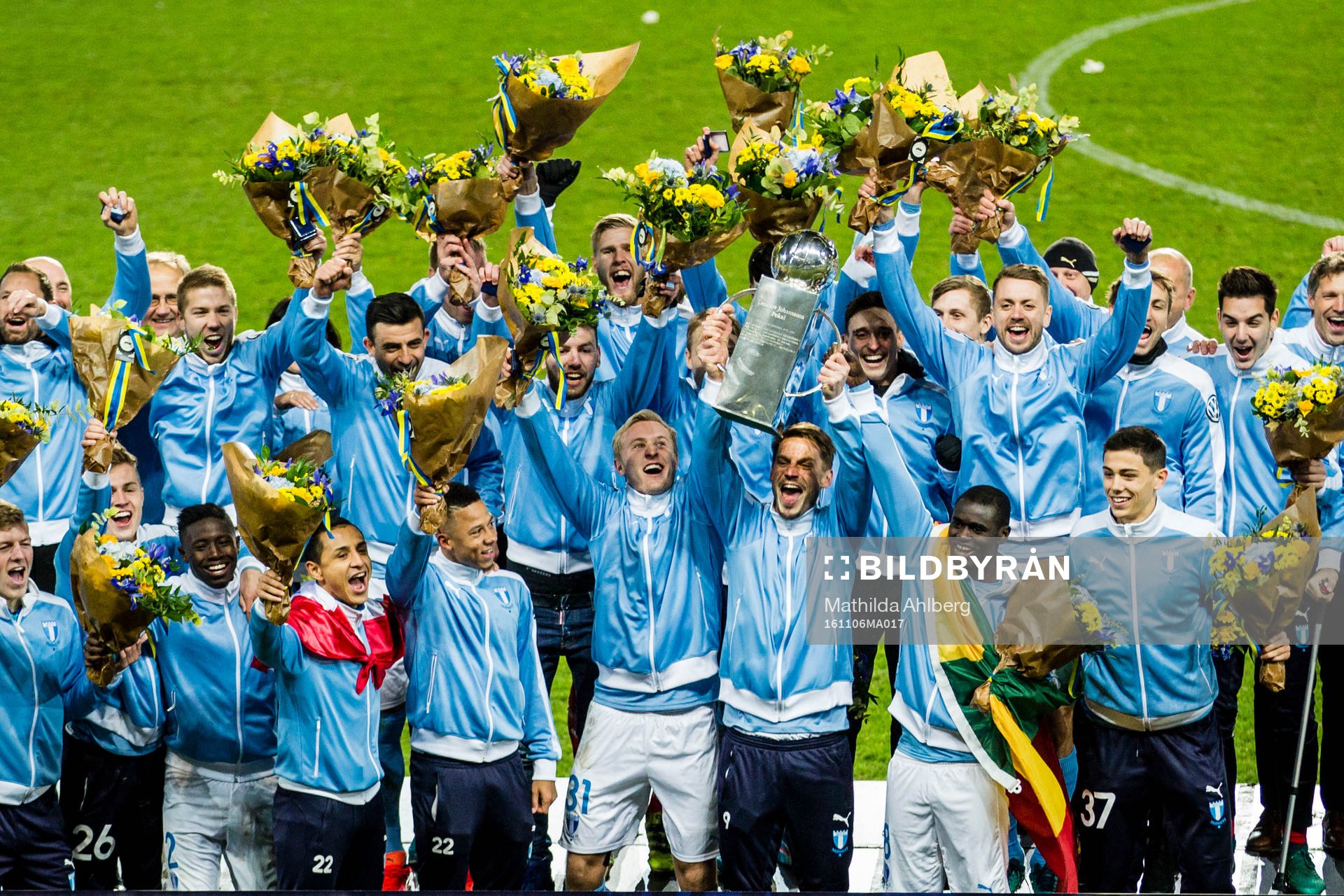 Malmö FFs spelare jublar med pokalen
