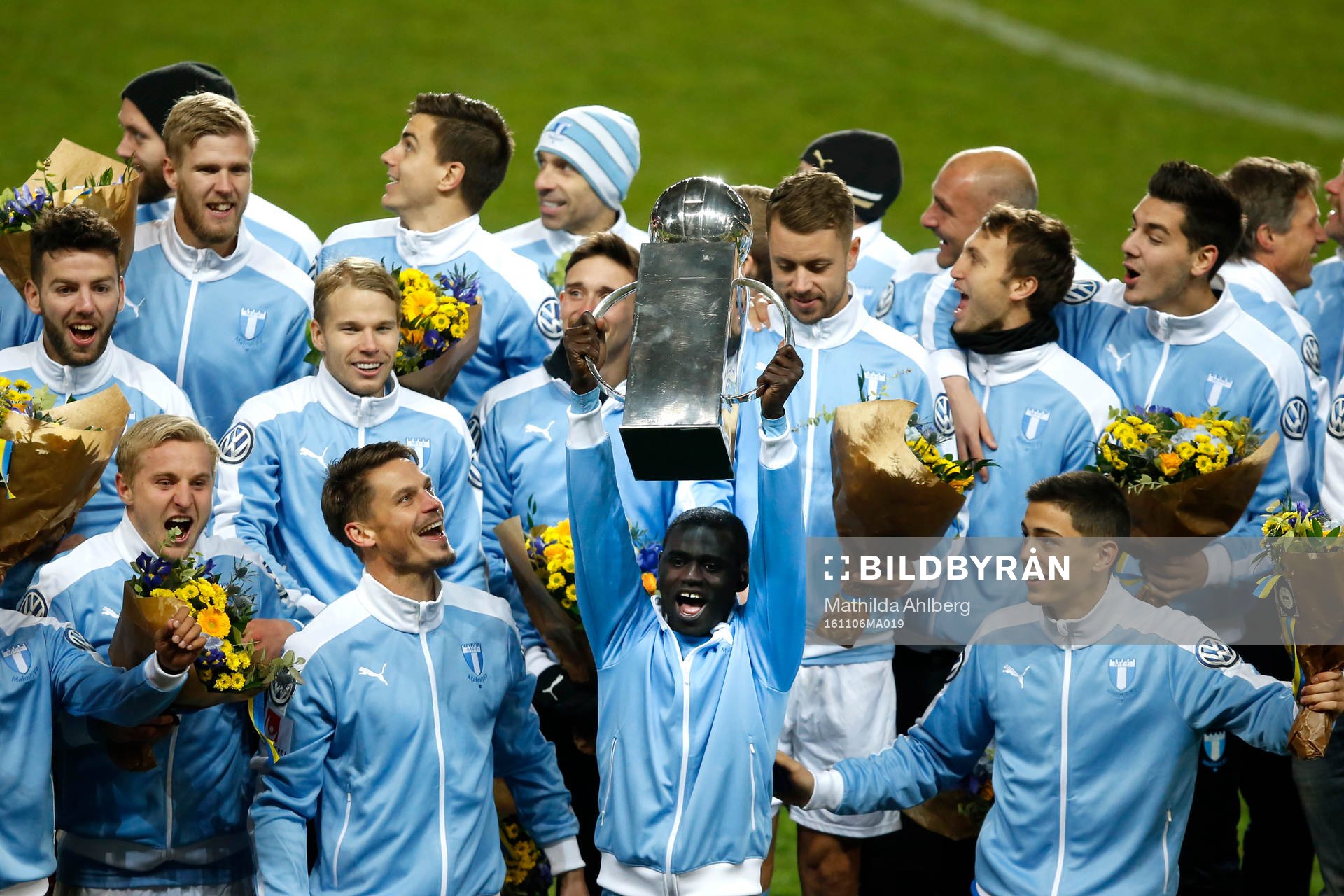 Malmö FFs spelare jublar med pokalen
