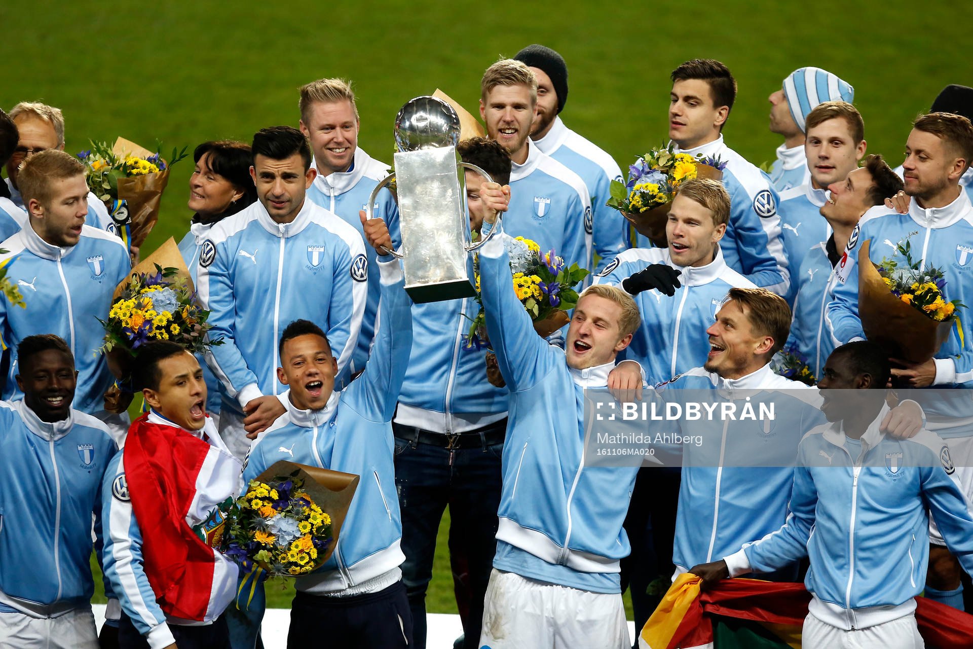 Malmö FFs spelare jublar med pokalen