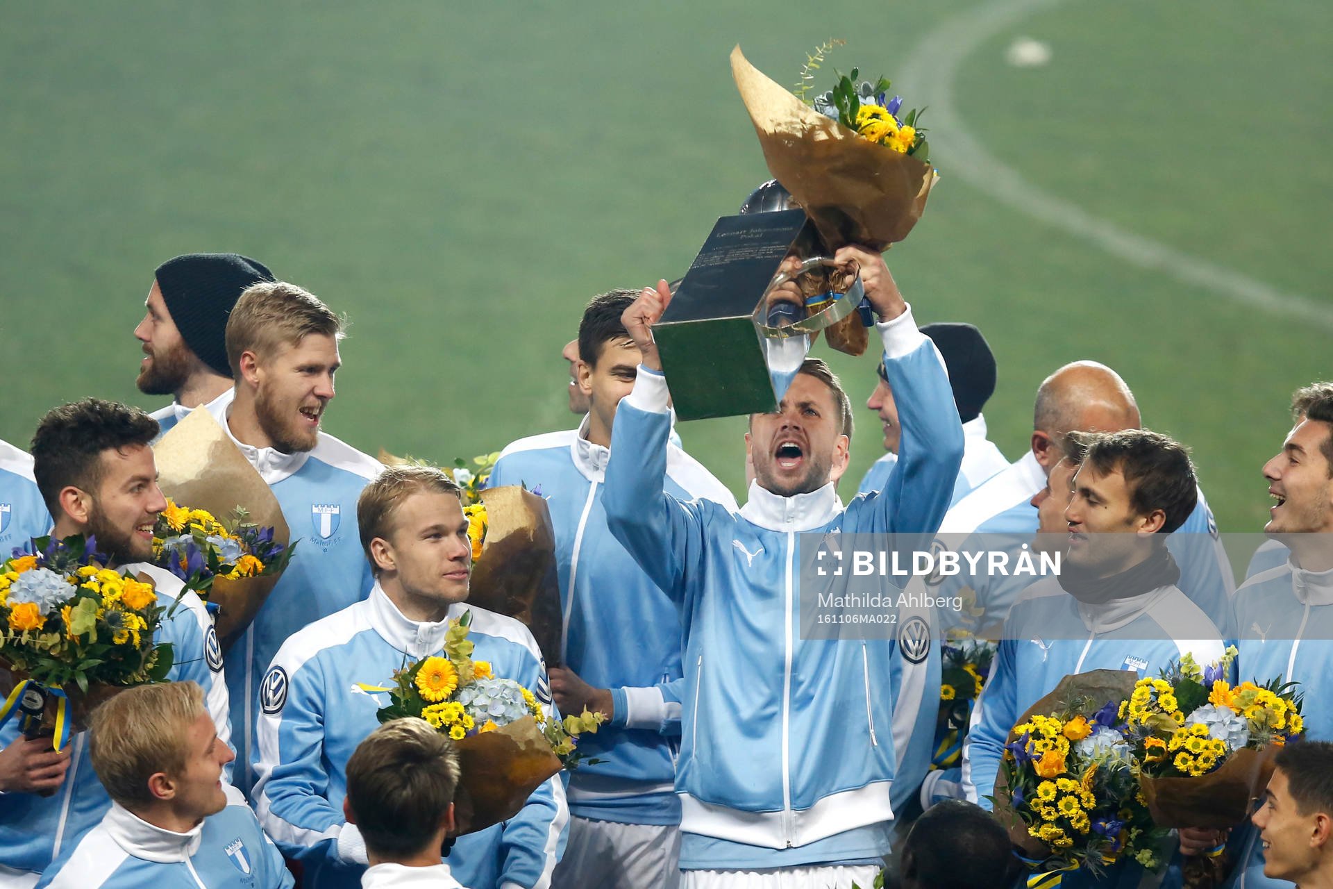 Malmö FFs spelare jublar med pokalen