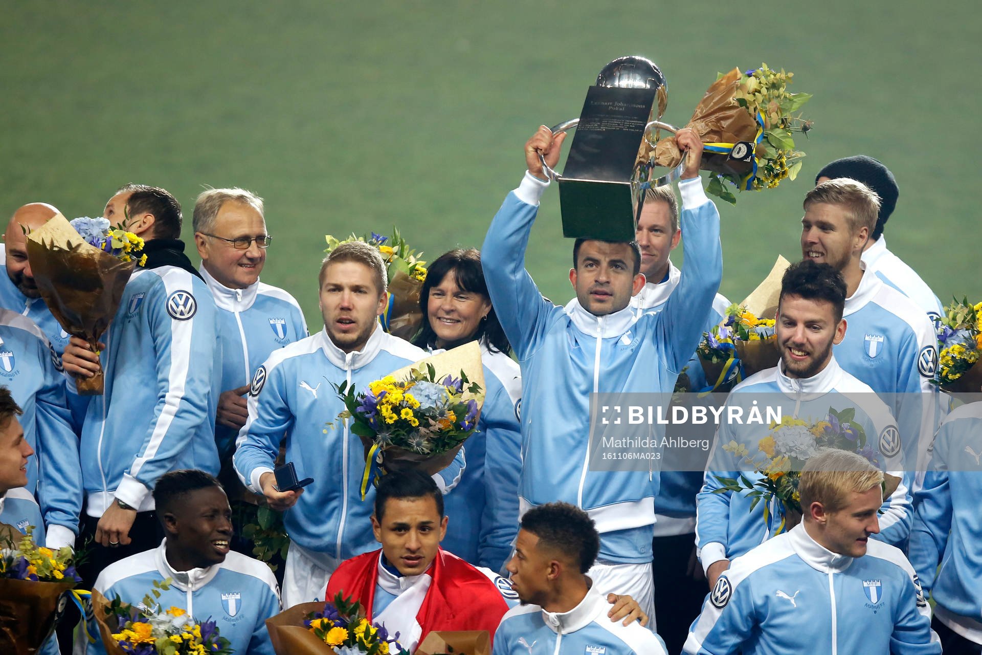 Malmö FFs spelare jublar med pokalen