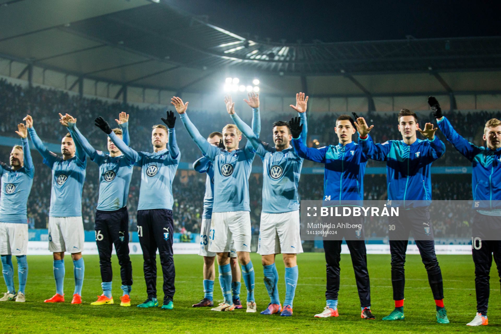Malmö FFs spelare jublar eferr fotbollsmatchen i