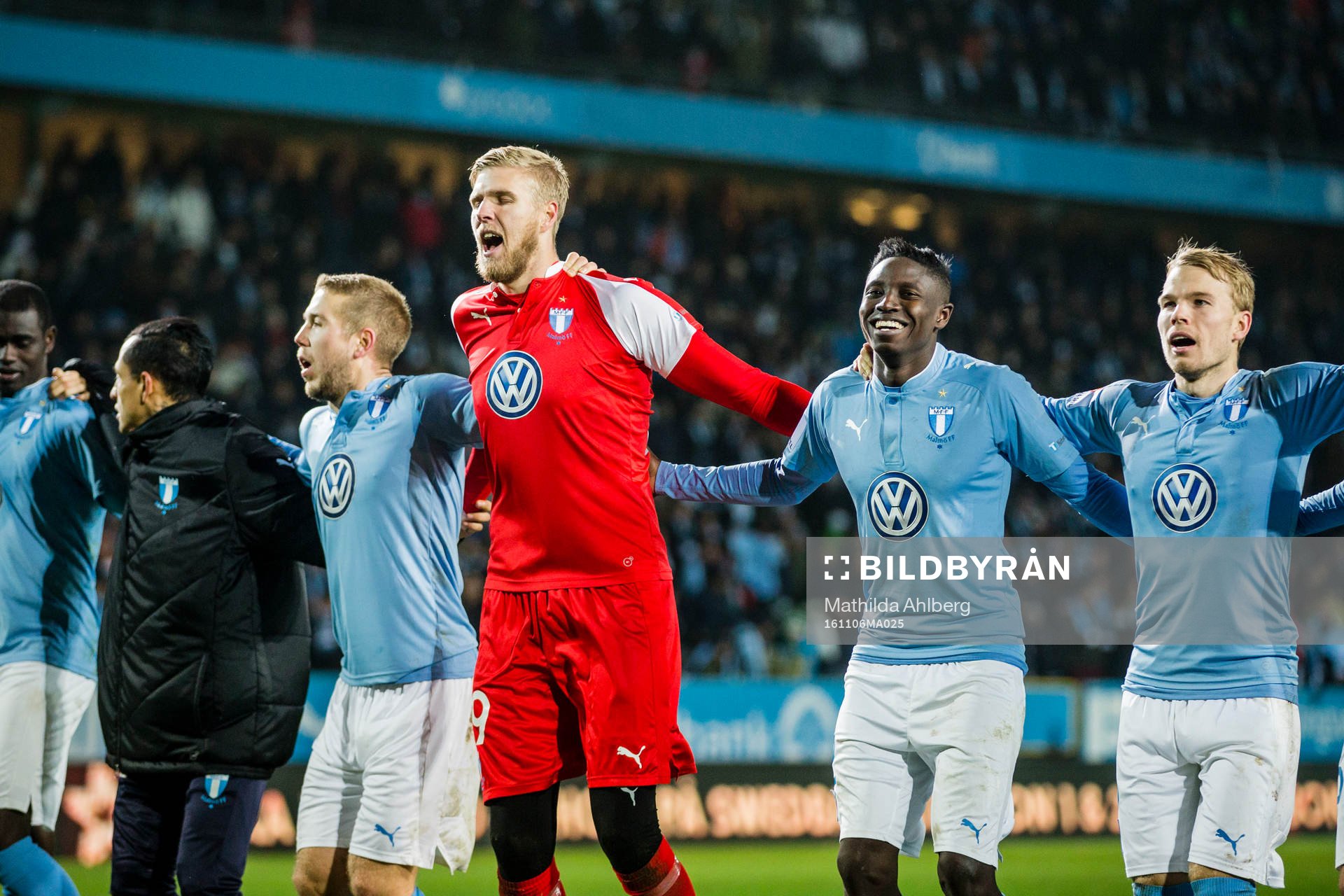 Malmö FFs spelare jublar eferr fotbollsmatchen i