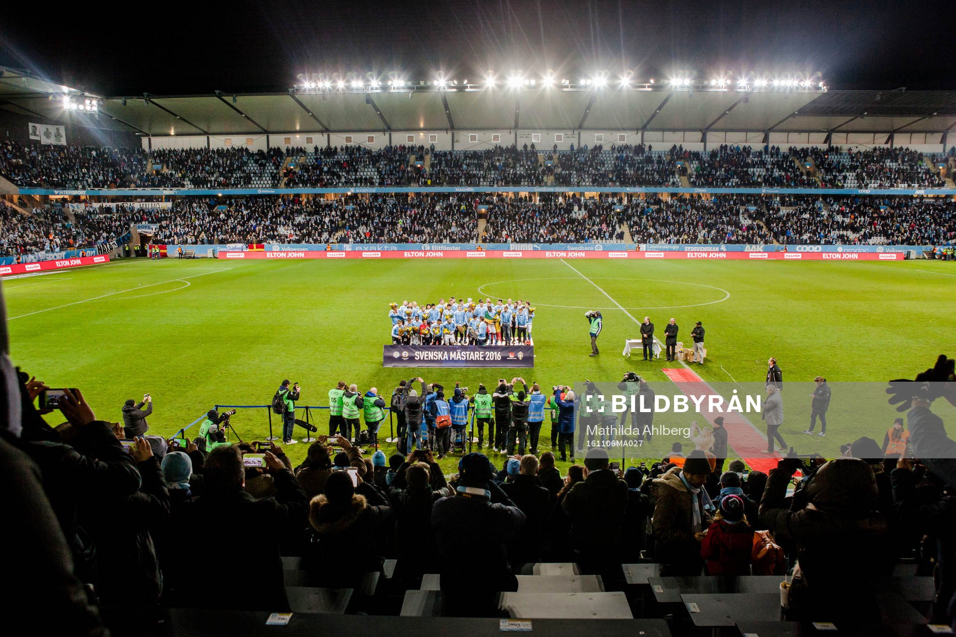 Malmö FFs spelare jublar med pokalen