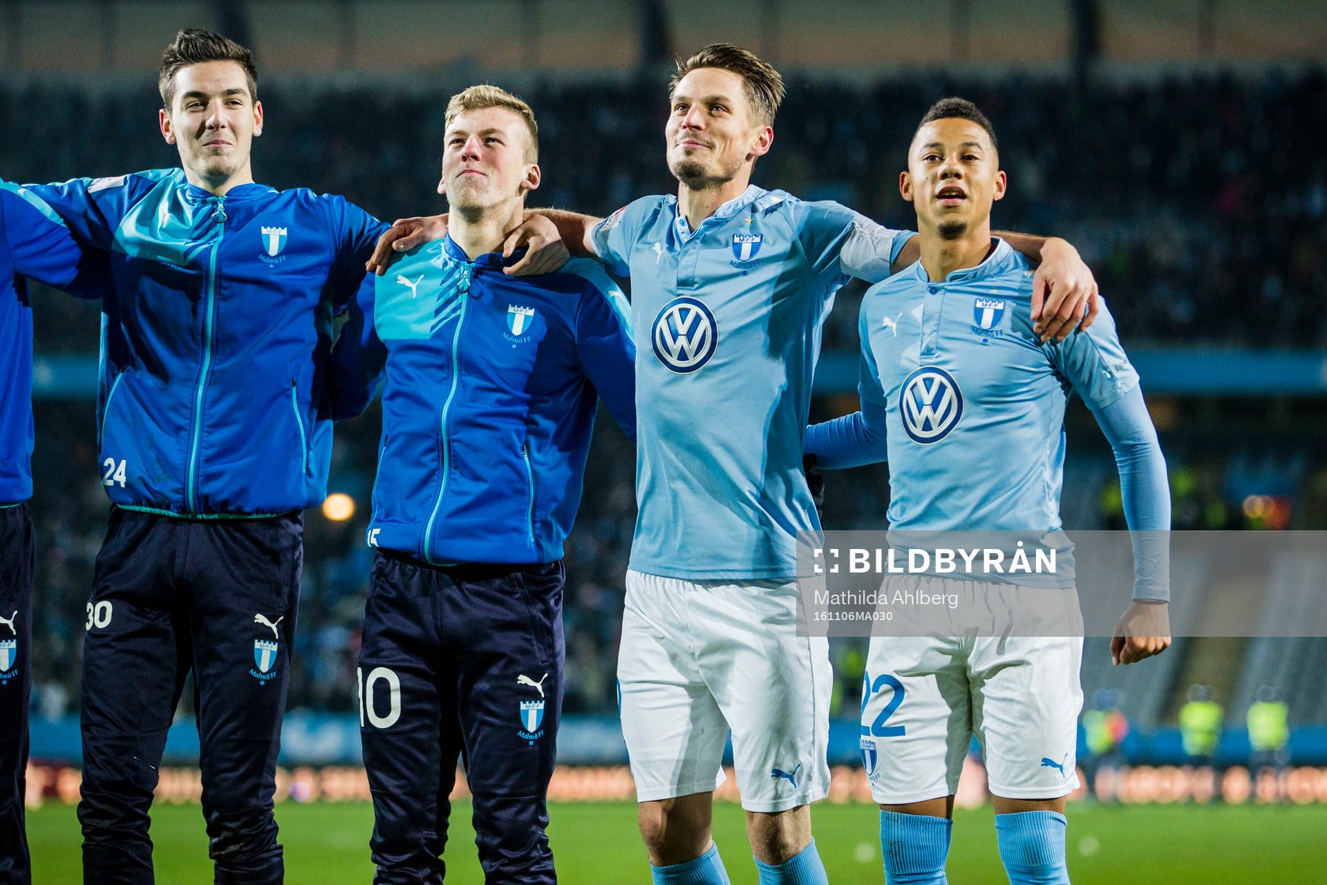 Malmö FFs spelare jublar eferr fotbollsmatchen i