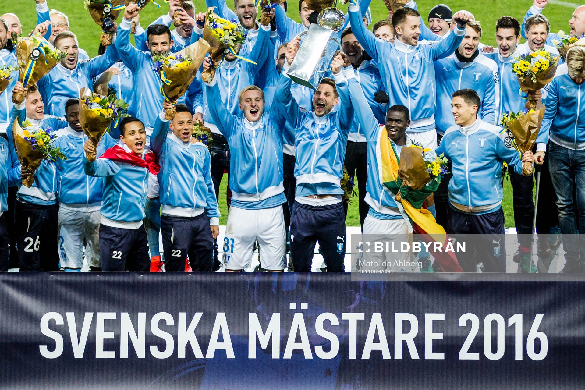 Malmö FFs spelare jublar med pokalen
