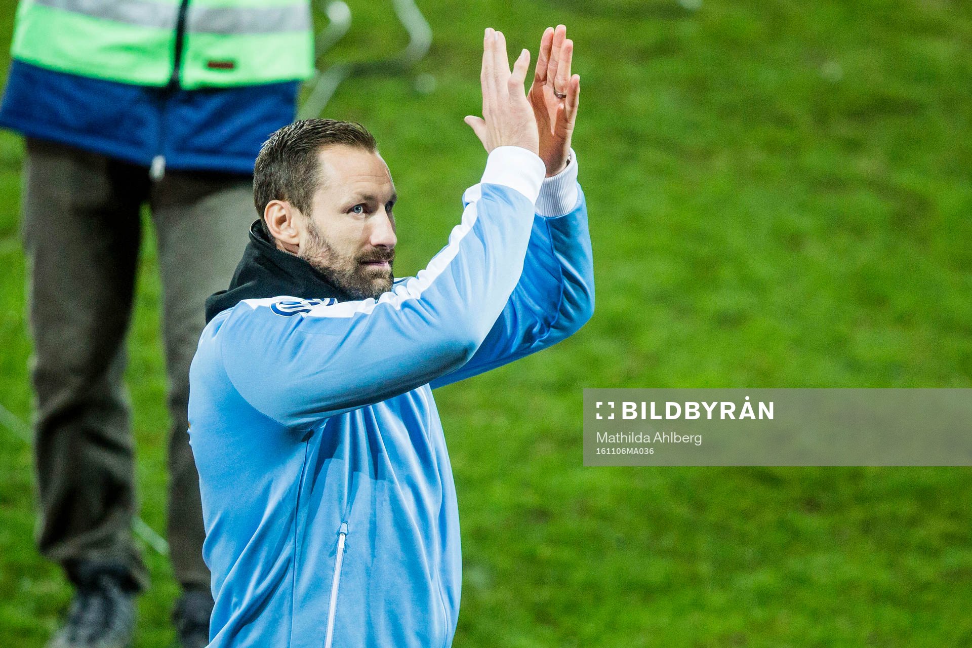 Malmö FFs målvakt Johan Wiland applåderar publiken när