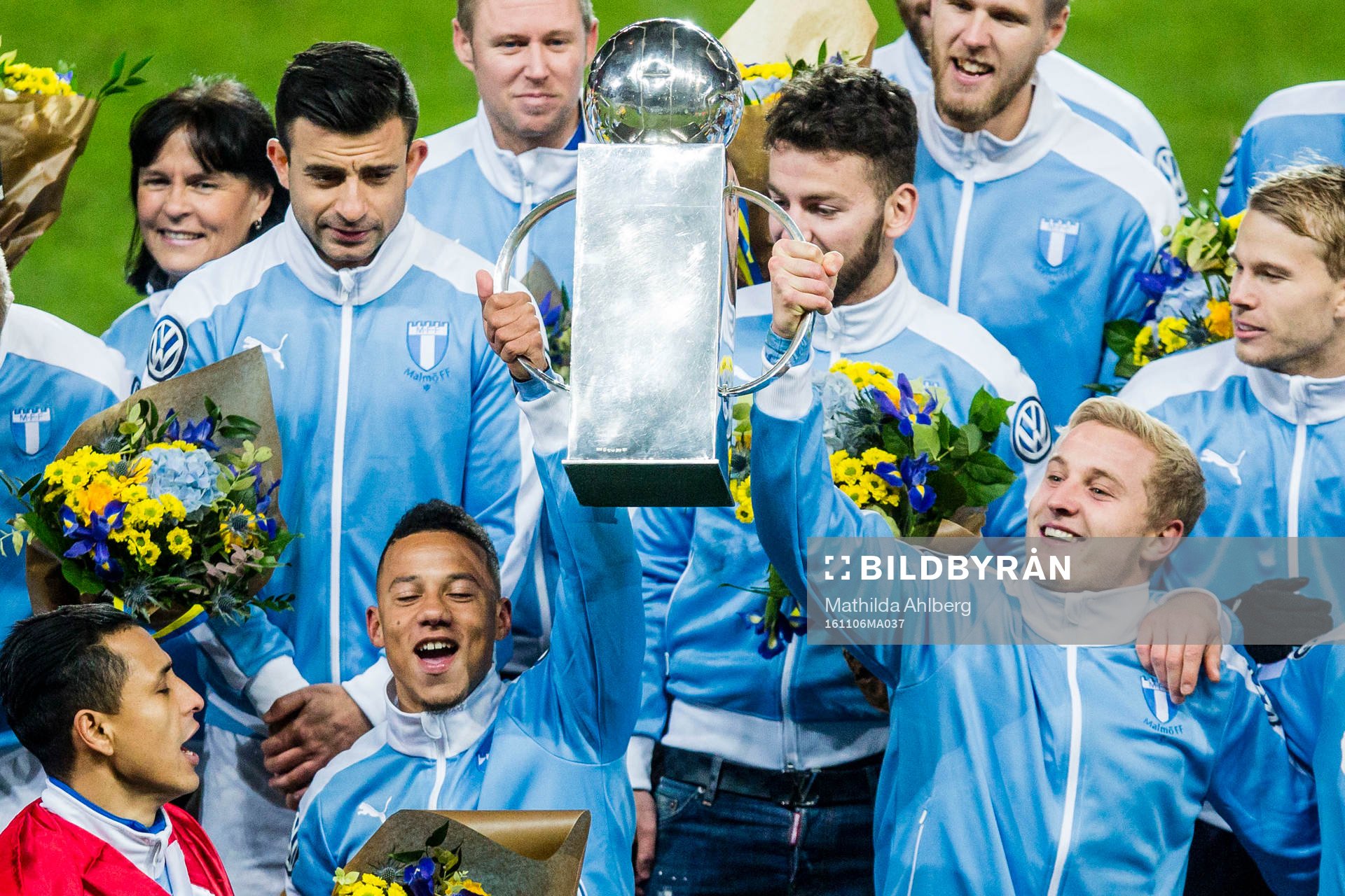 Malmö FFs Tobias Sana jublar med pokalen