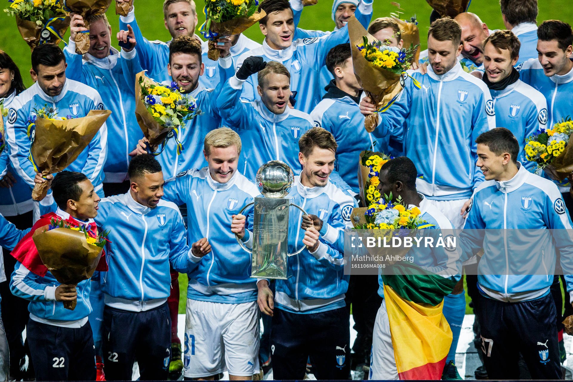 Malmö FFs spelare jublar med pokalen
