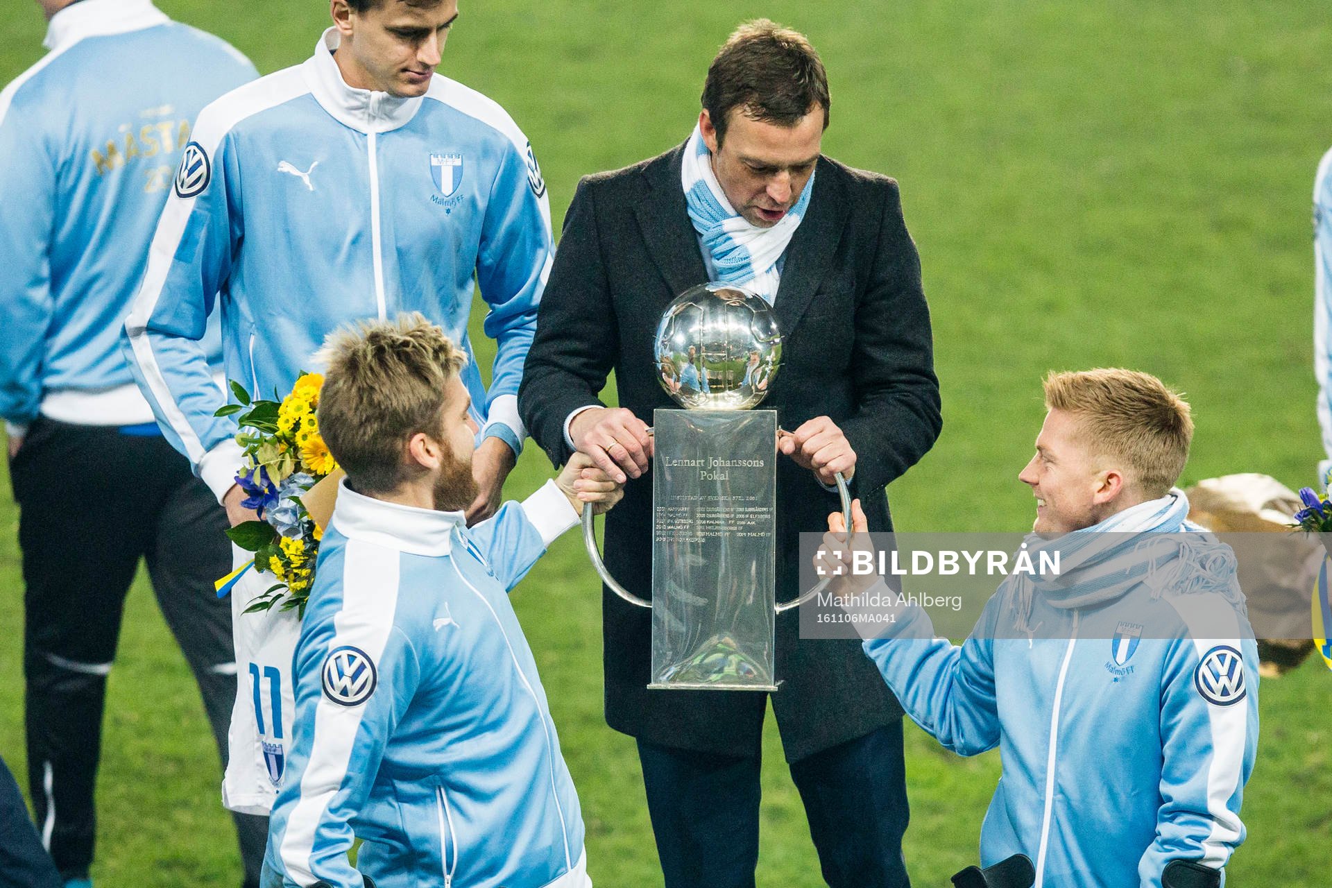 Malmö FFs tränare Allan Kuhn håller i pokalen