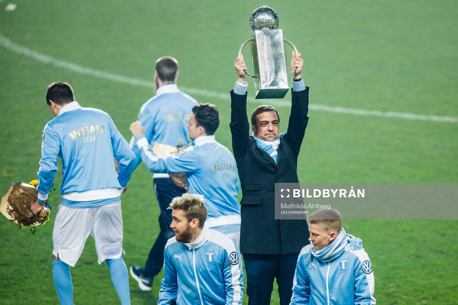 Malmö FFs tränare Allan Kuhn höjer pokalen