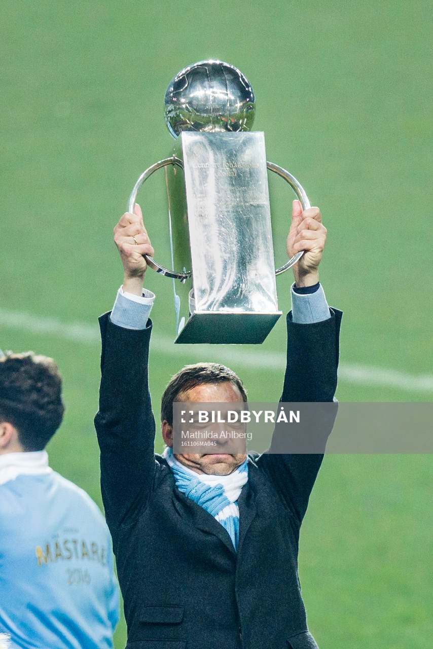 Malmö FFs tränare Allan Kuhn höjer pokalen