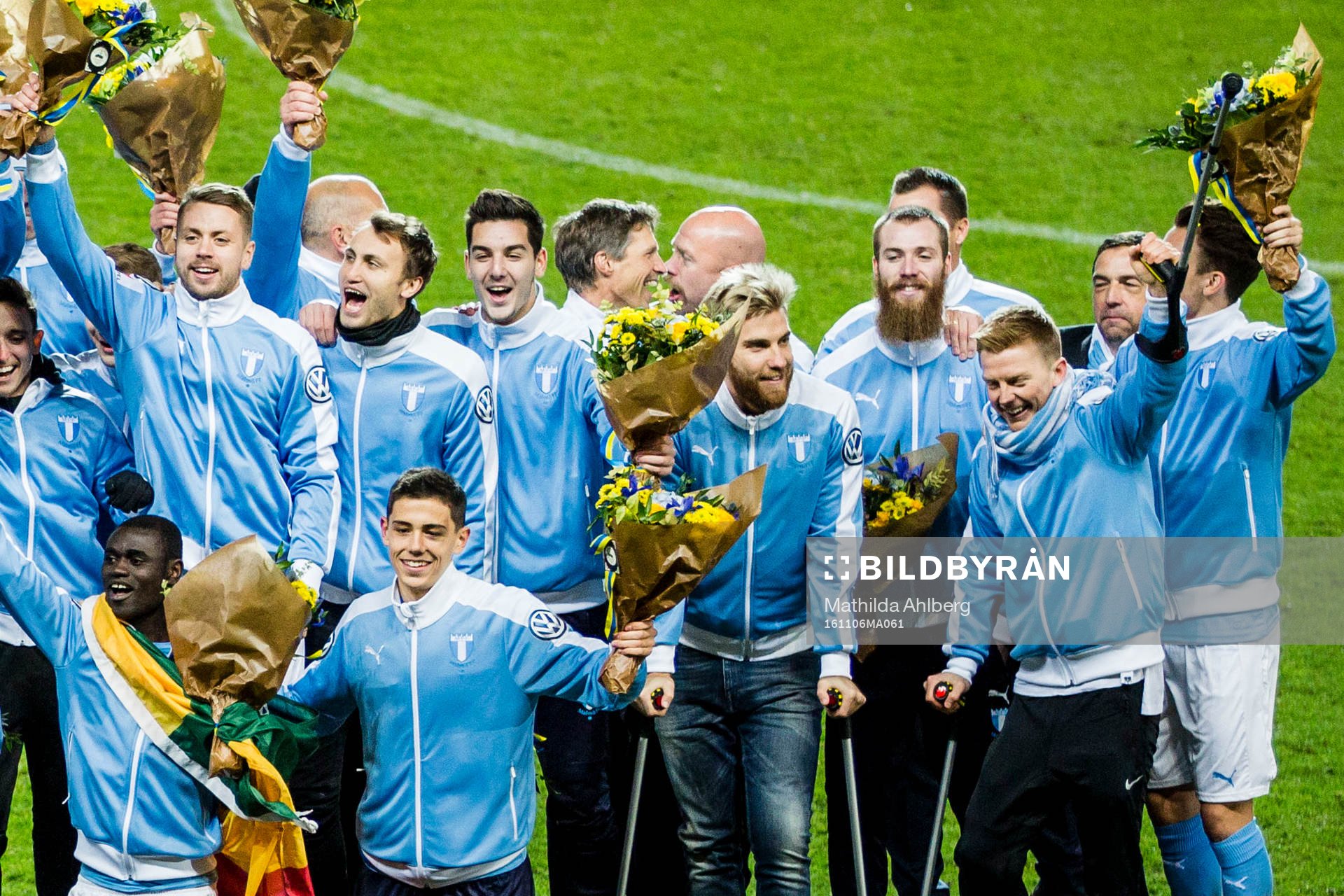 Malmö FFs spelare jublar med pokalen