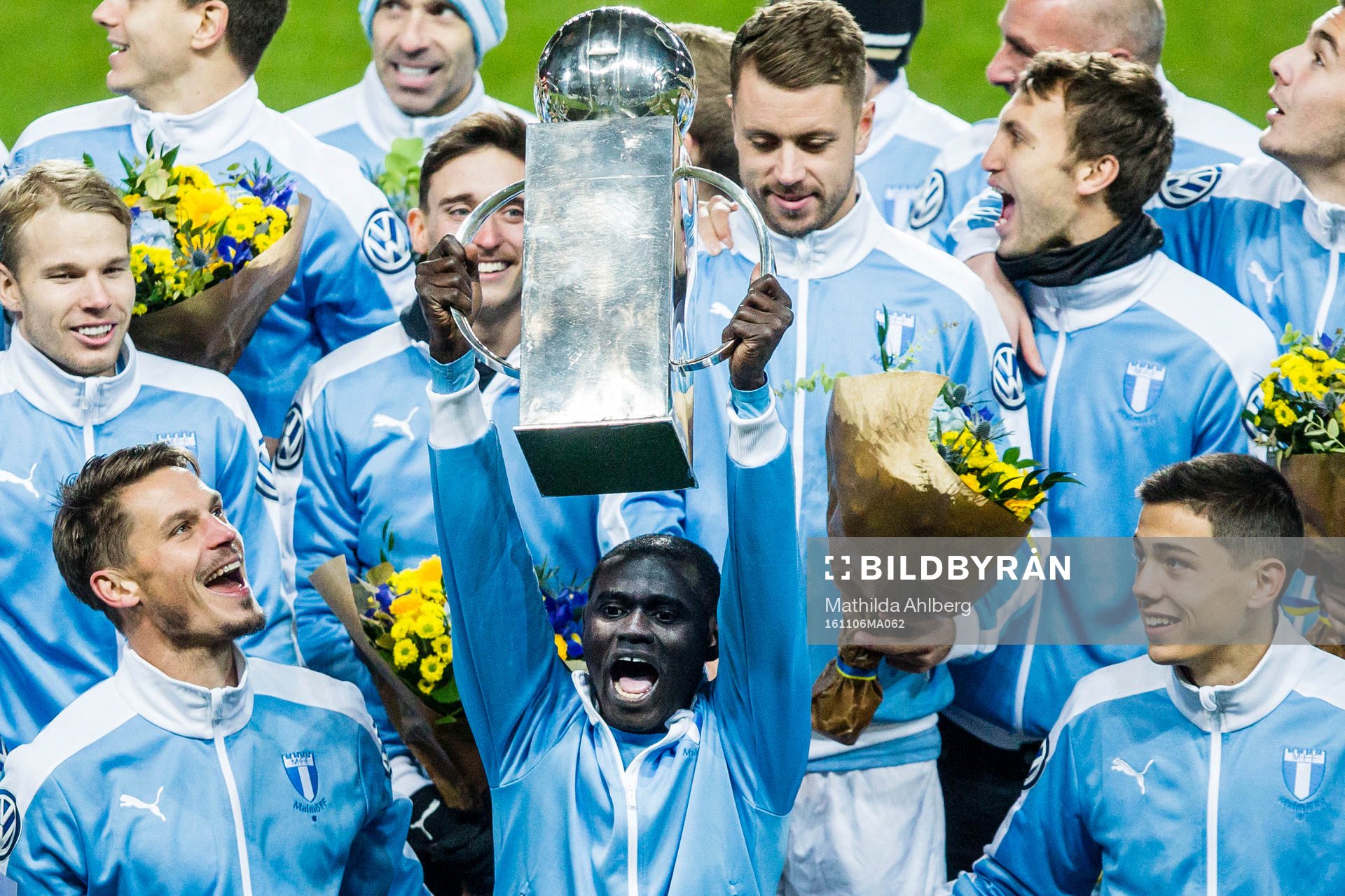Malmö FFs Enock Kofi Adu  jublar med pokalen
