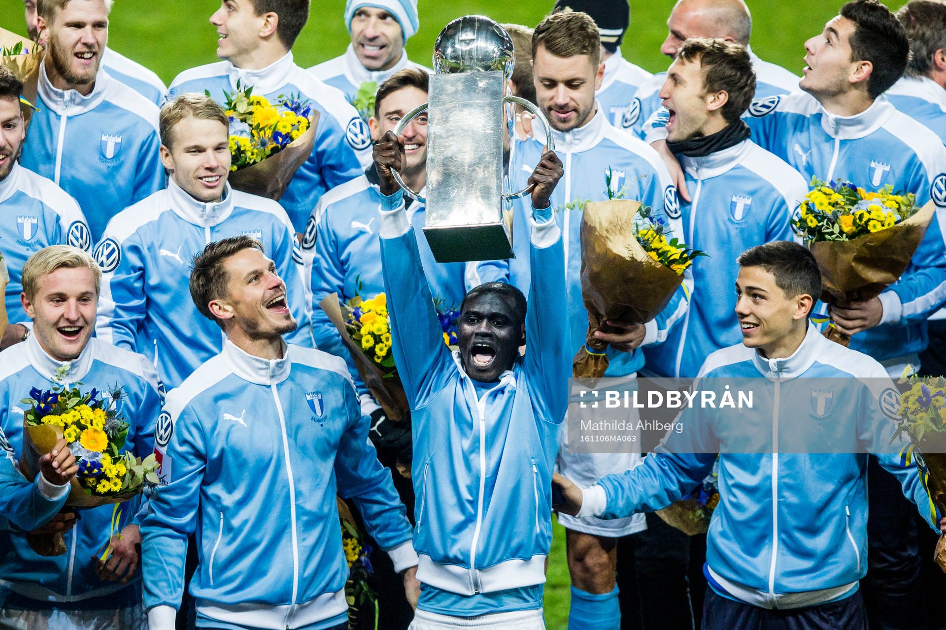 Malmö FFs Enock Kofi Adu  jublar med pokalen