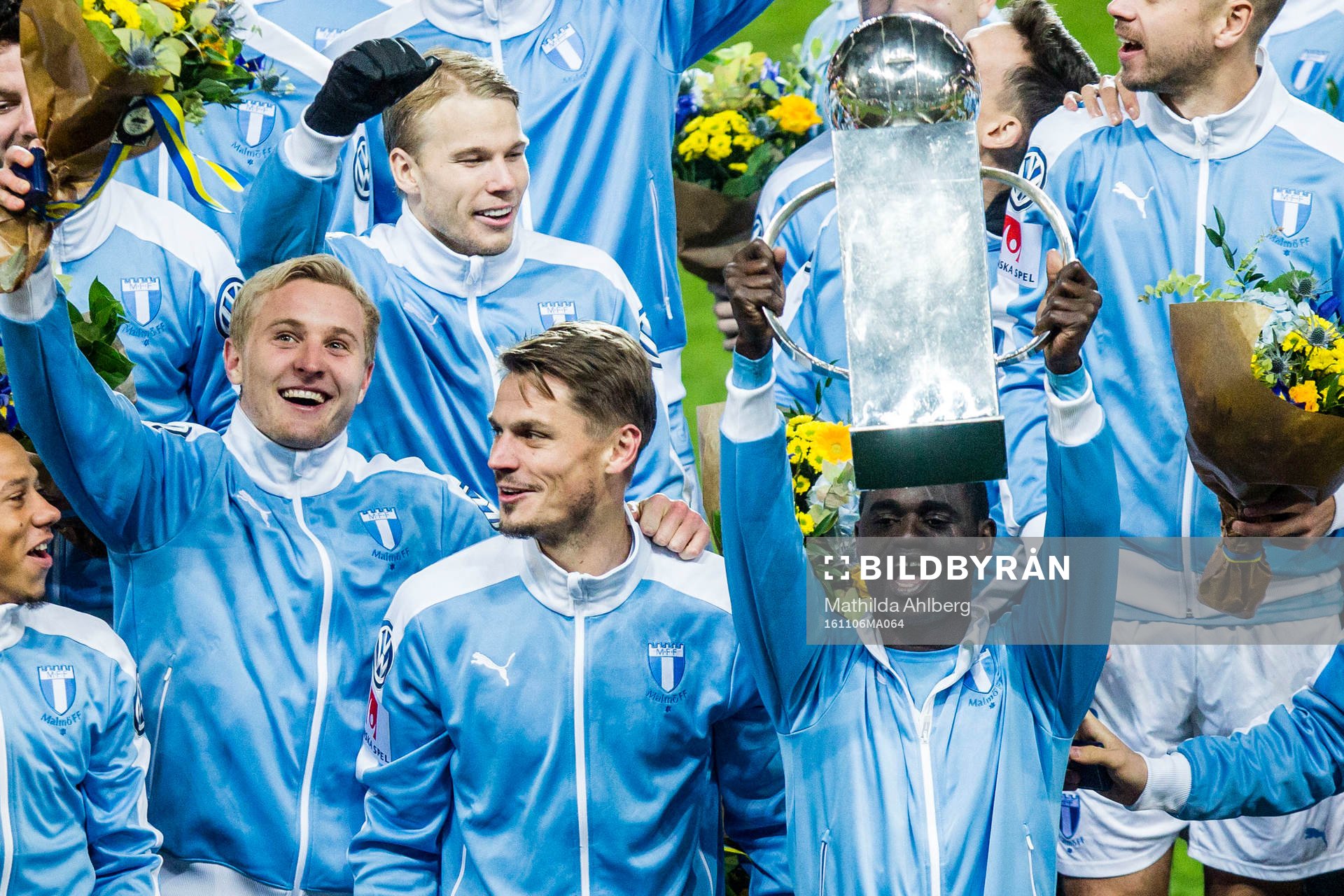 Malmö FFs Enock Kofi Adu  jublar med pokalen