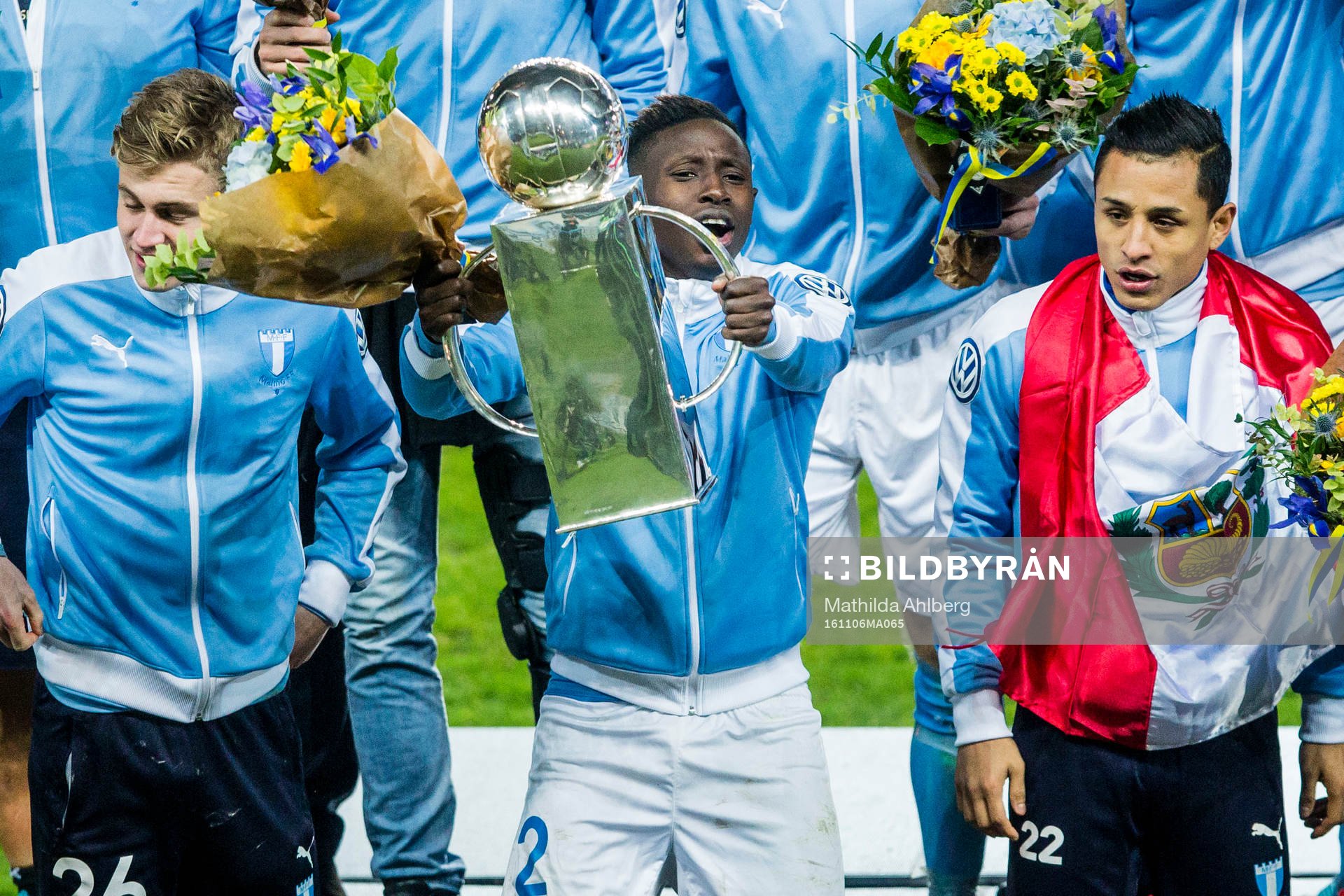 Malmö FFs Pa Konate  jublar med pokalen
