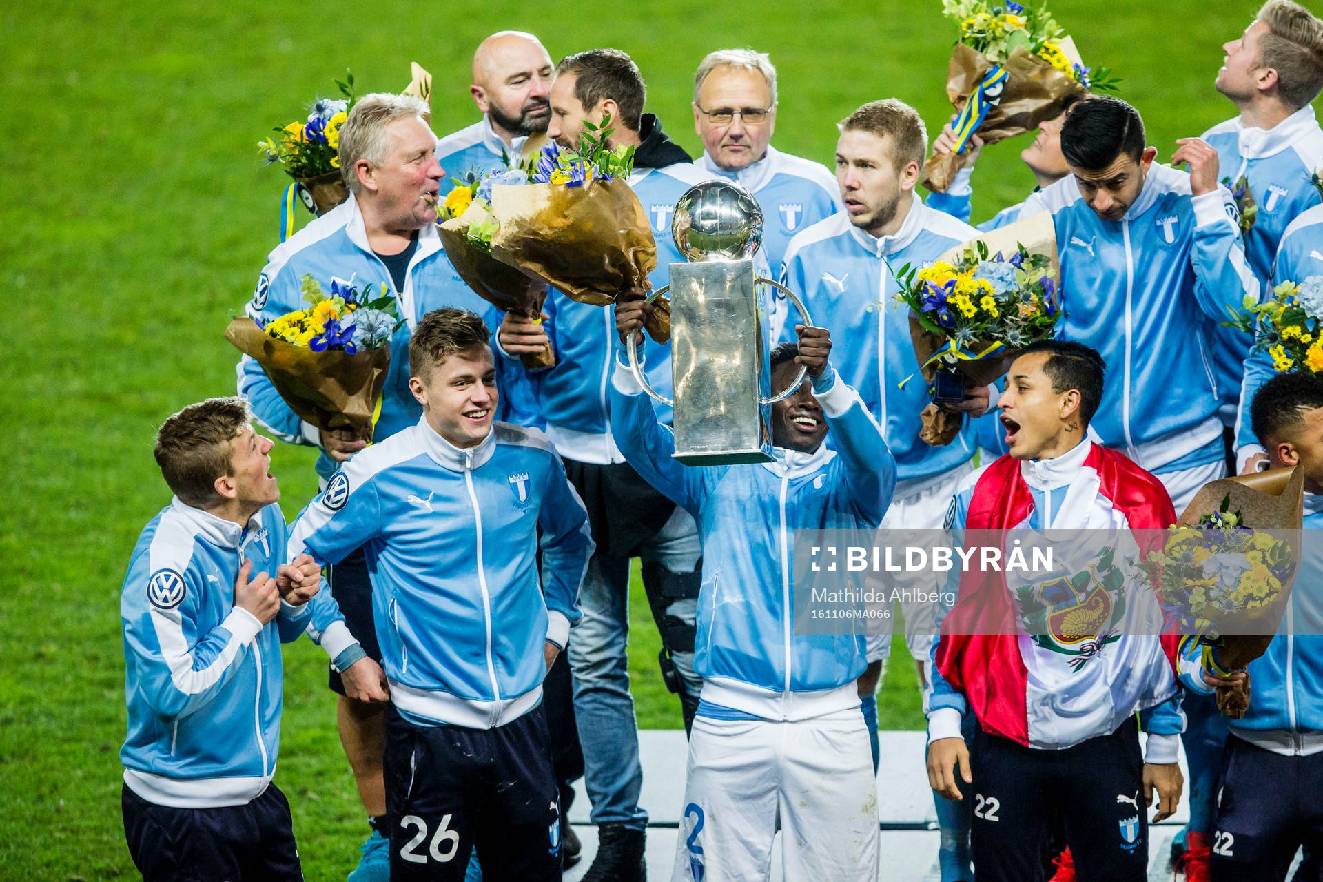 Malmö FFs Pa Konate  jublar med pokalen