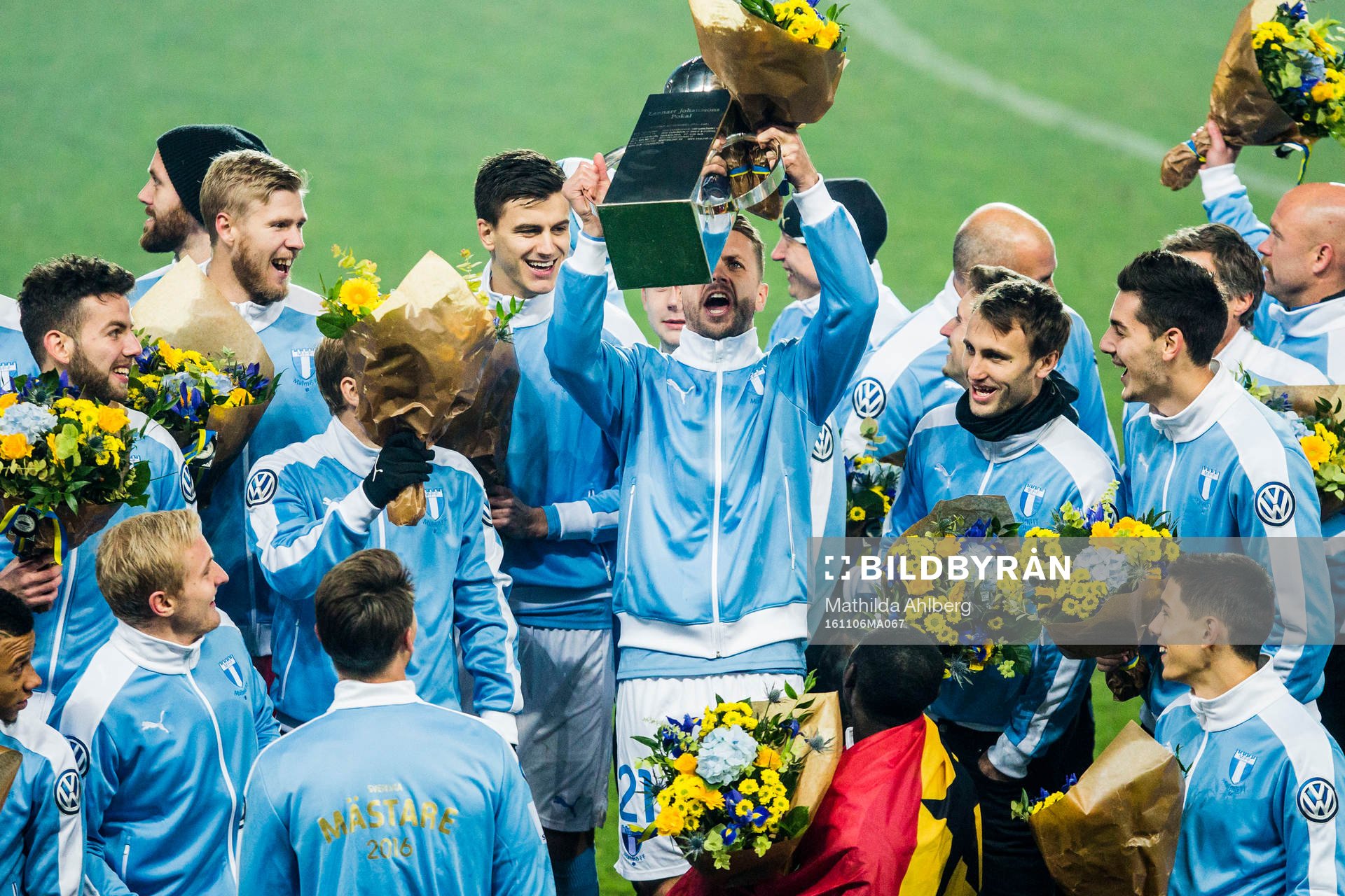 Malmö FFs Kari Arnason jublar med pokalen efter fotbollsmatchen i Allsvenskan mellan Malmö FF och Hammarby den 6 november 2016 i Malmö.