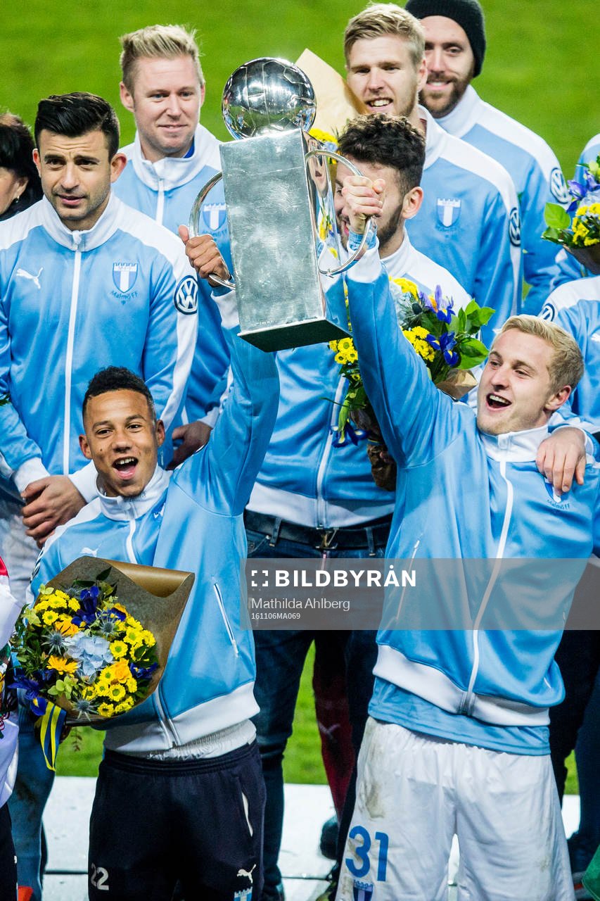 Malmö FFs Tobias Sana och Franz Brorsson  jublar med